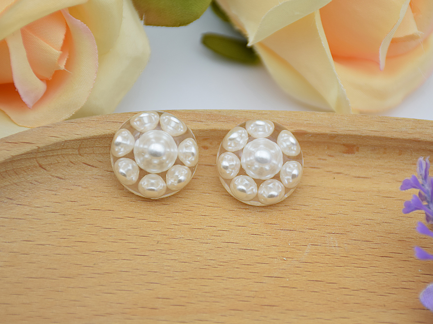 18mm, round pearl (including button legs)