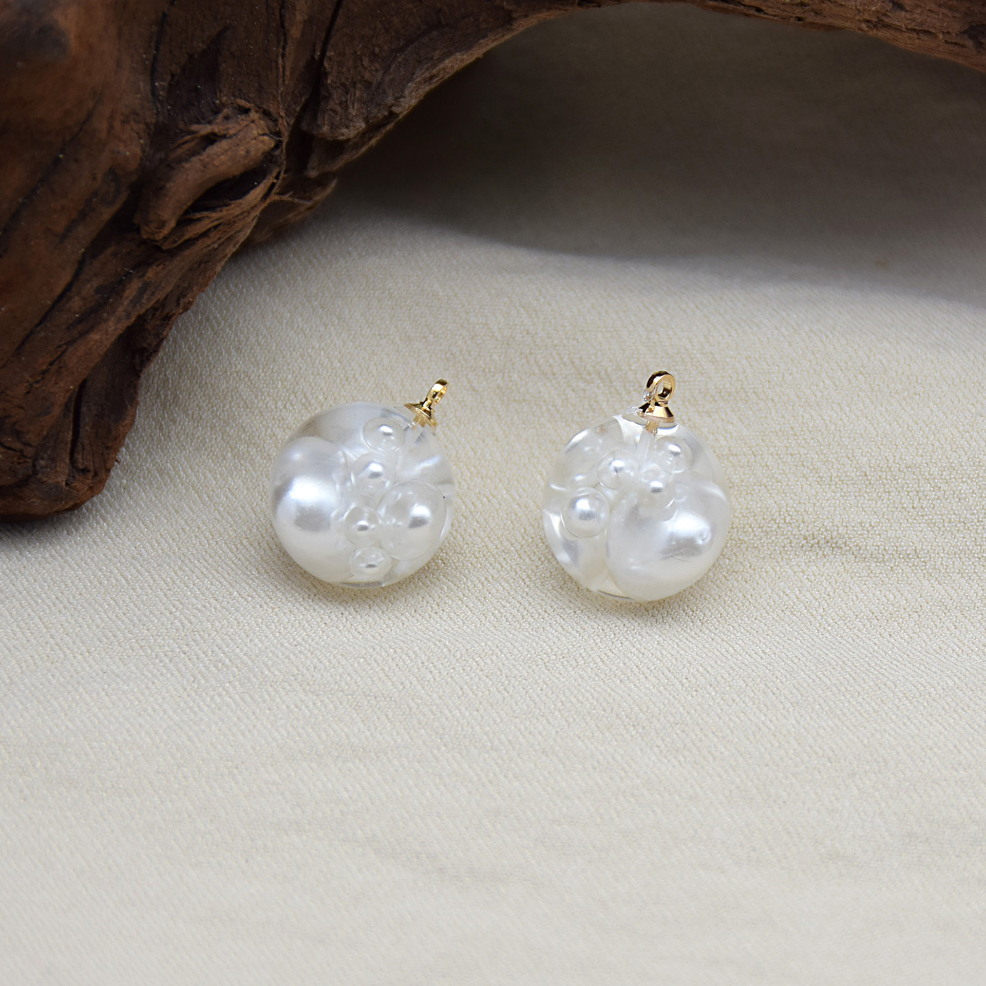 White (Gold Nail) 8x8mm