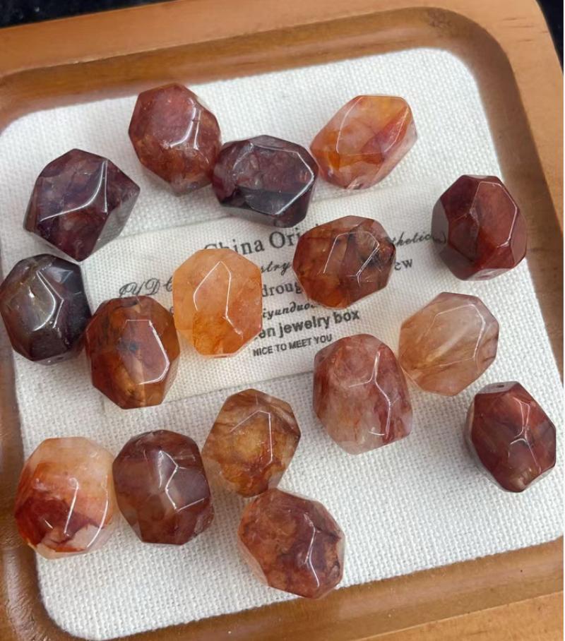 6:Natural red gum flowers follow the shape
