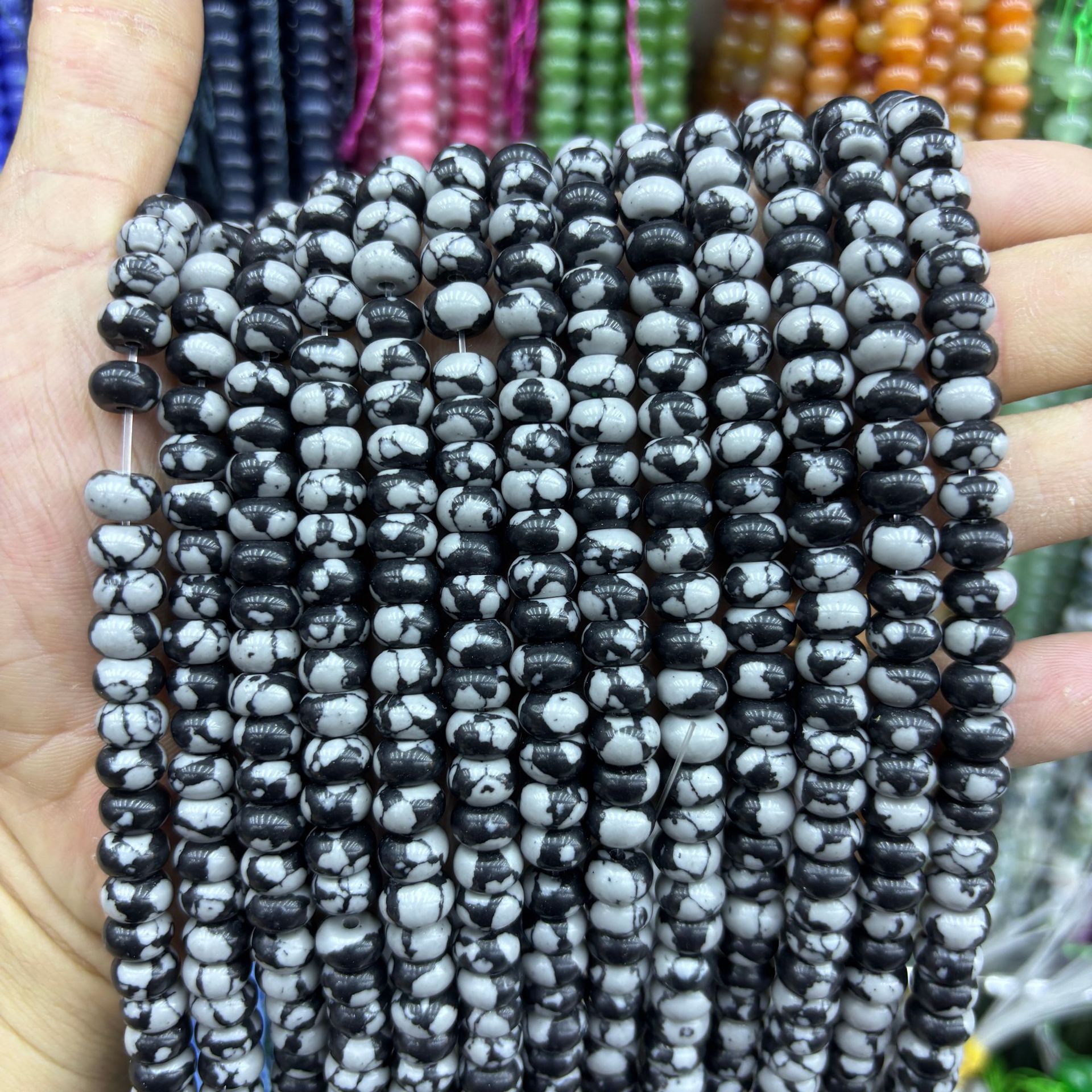 80 Synthetic black and white snowflake abacus bead