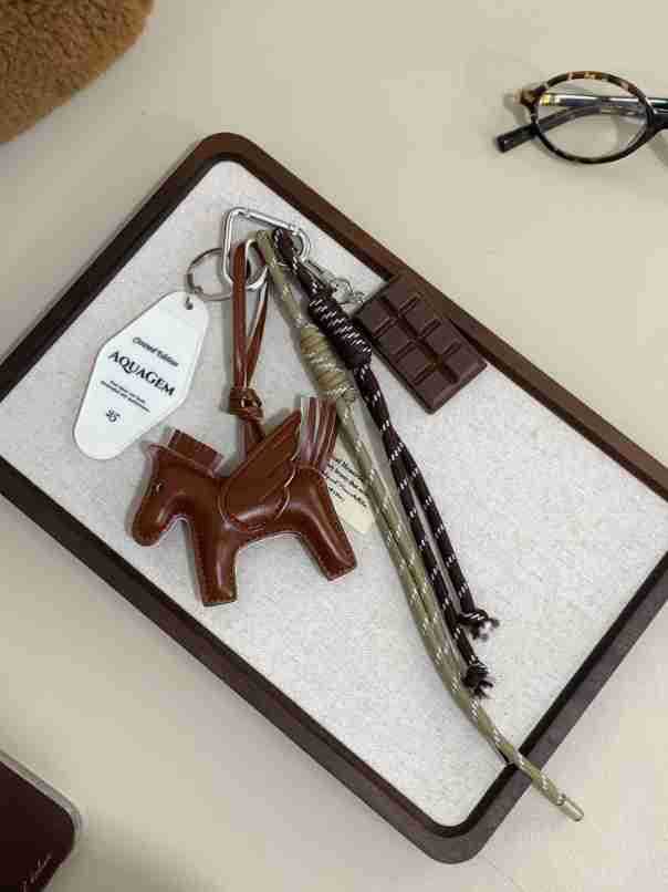 1:Miu-brown little flying horse   nameplate   chocolate pendant