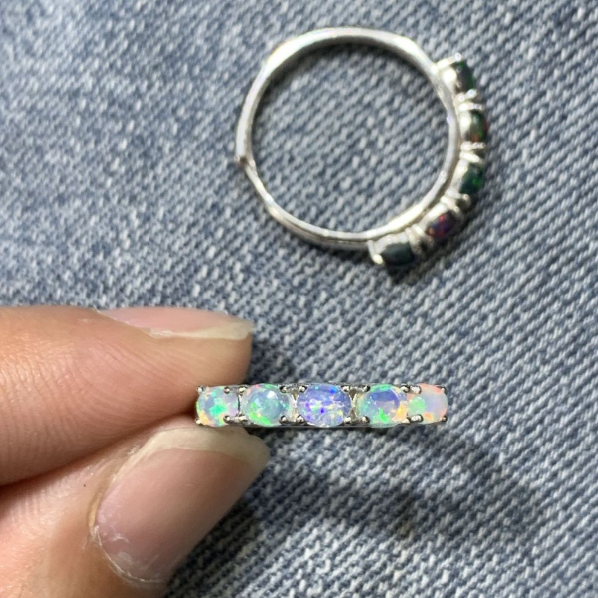 2:White opal egg surface about 4x3mm