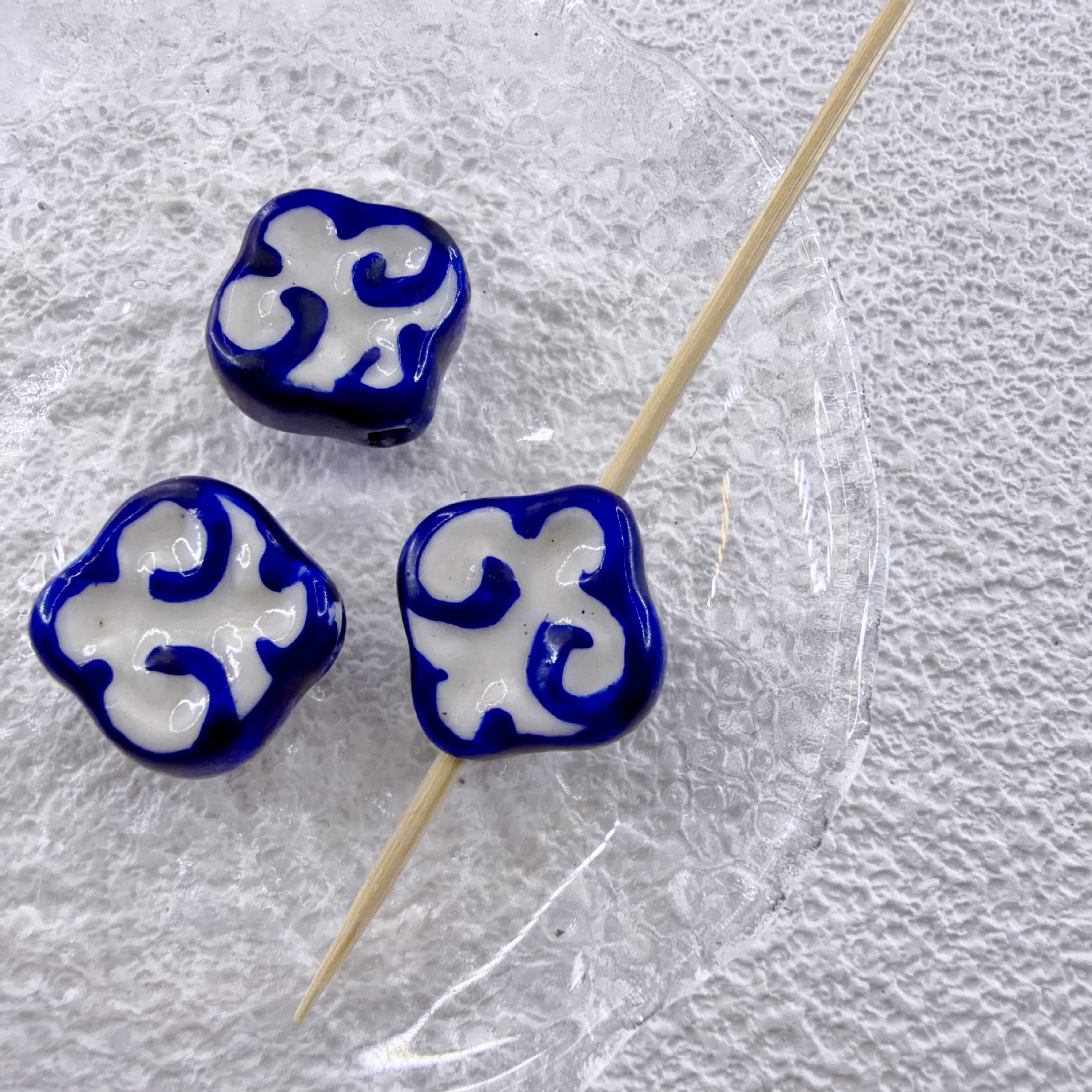 2:(sapphire blue) size: 16mm