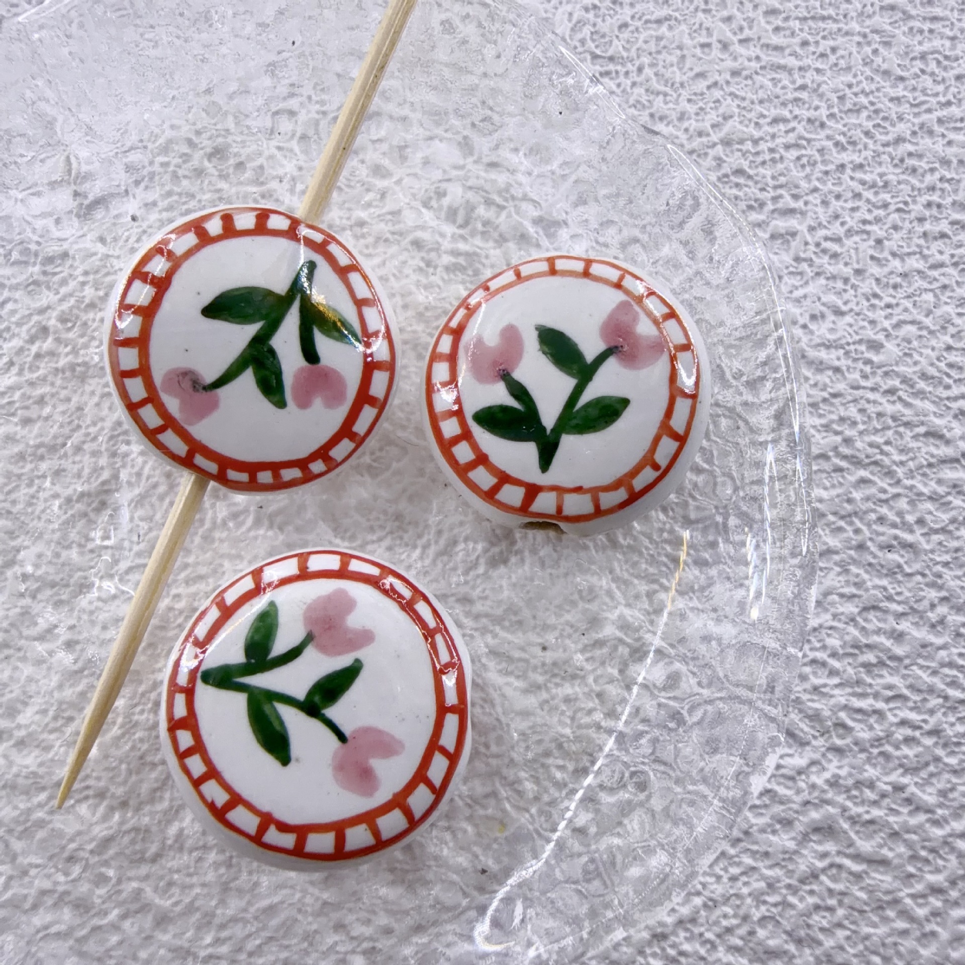 6:(oblate red flower) size: 23mm