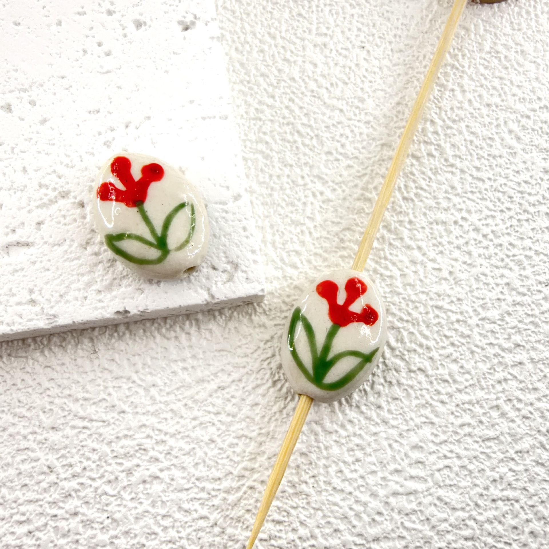10:(olive shape) three red flowers 19.5x14.5mm