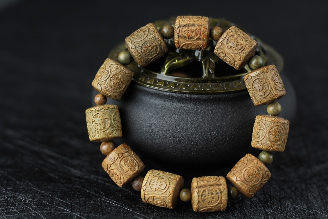 9:Green sandalwood bucket beads engraved with buddha 15mm