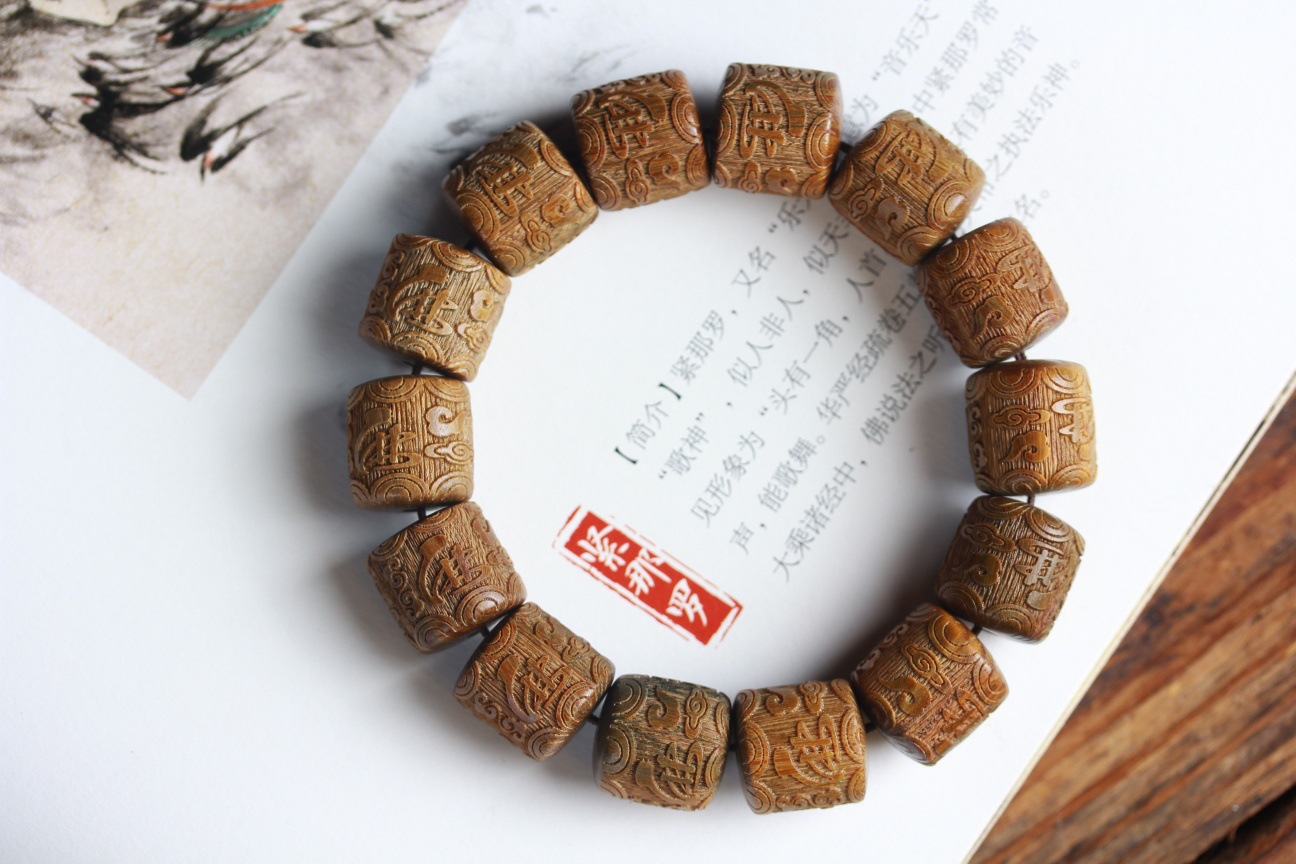 11:Green sandalwood bucket beads 15mm carved buddha in the heart