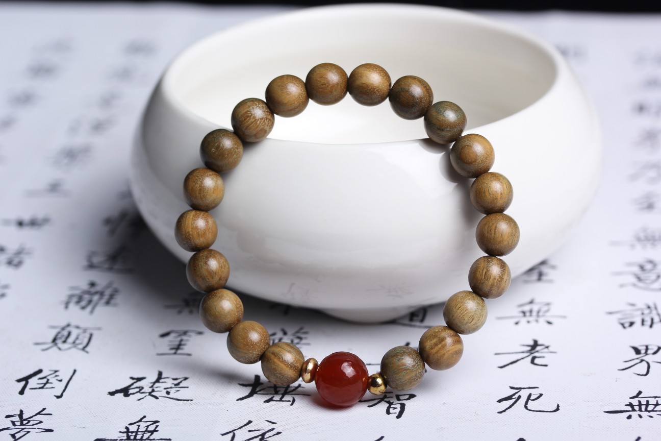 12:Green sandalwood ball 8mm with red agate