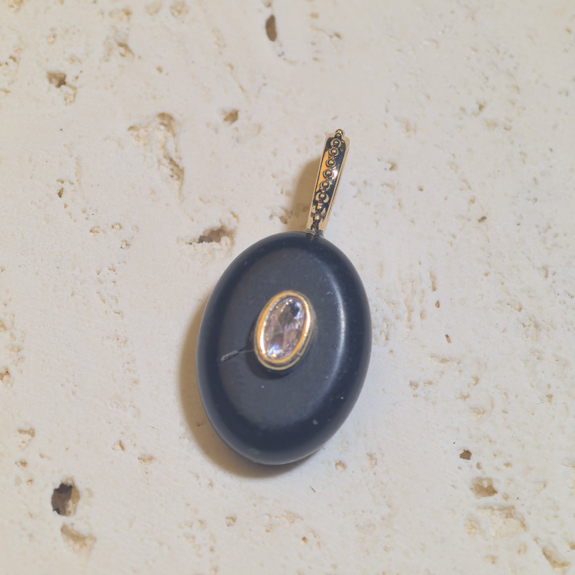 1:Oval obsidian