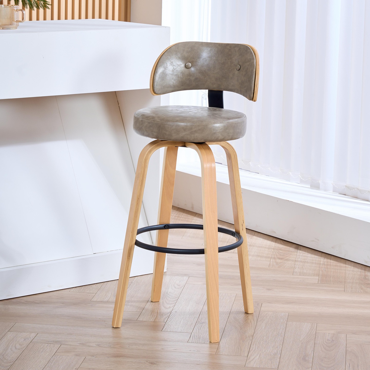 16 Natural wood frame, light grey leather