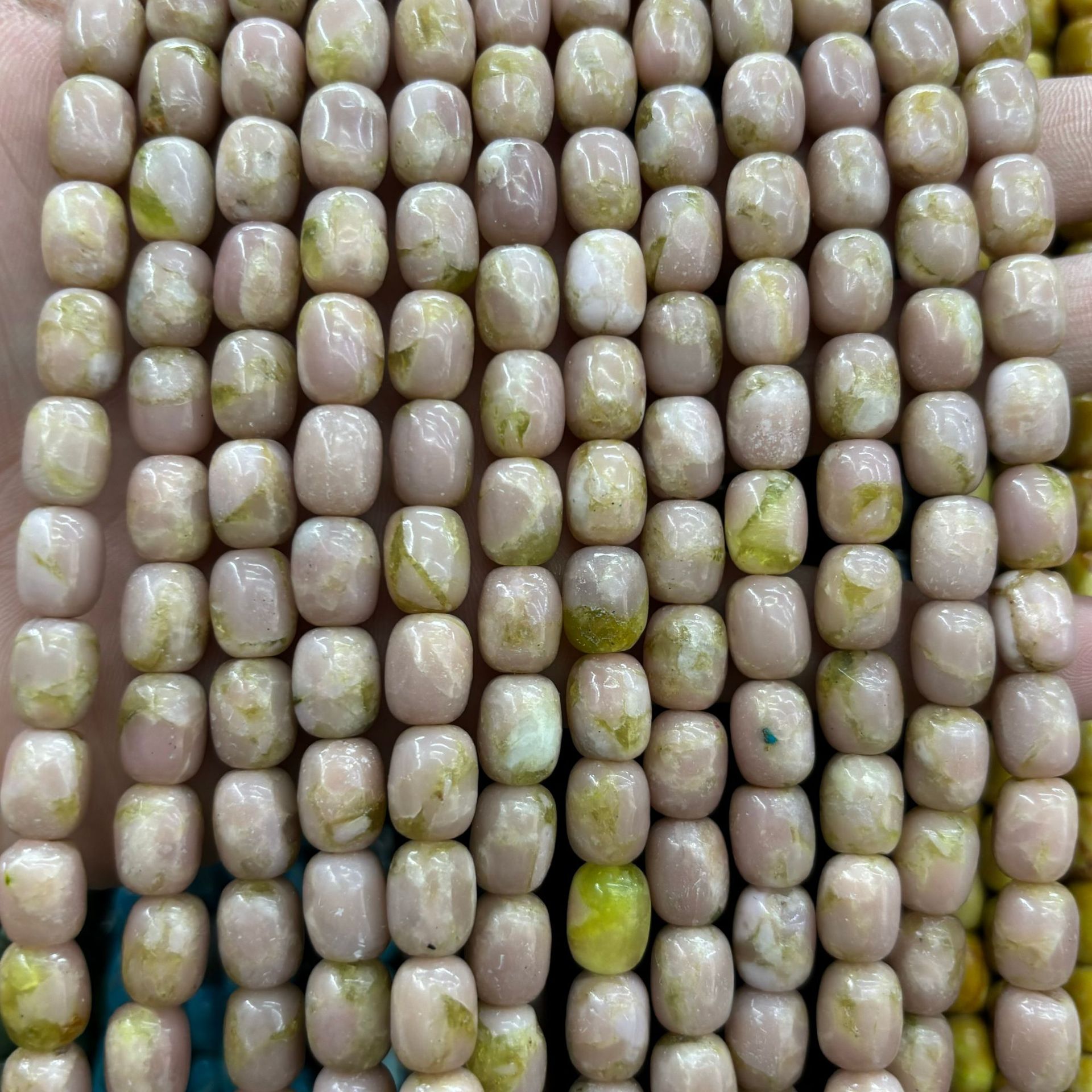 2 ：Light pink green