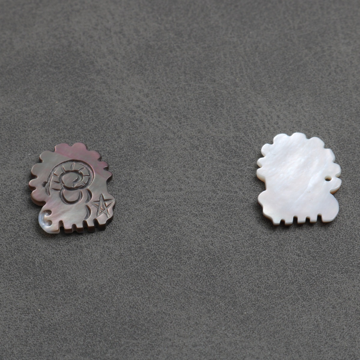 2:Gray lion 15*18.6*1.4mm