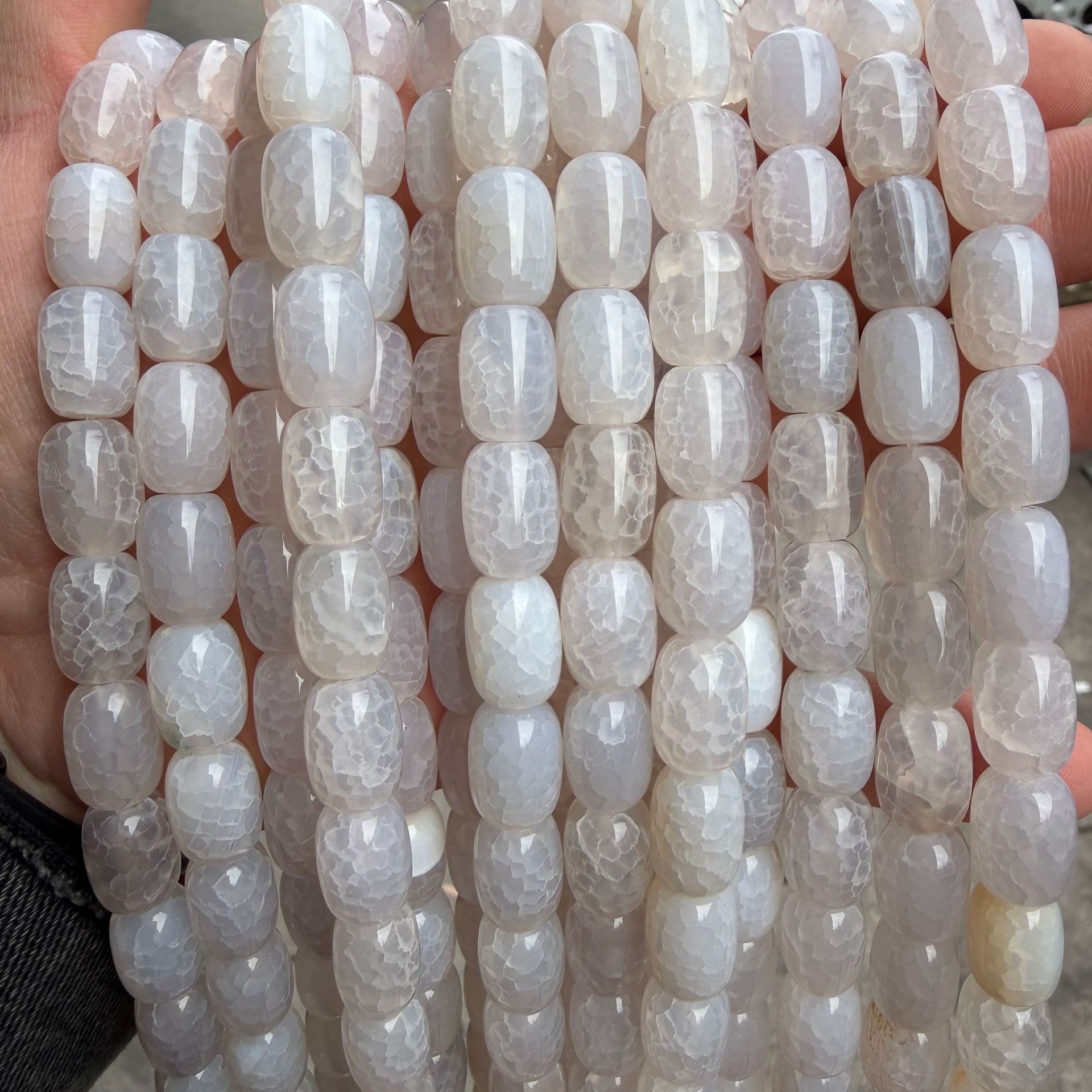 19:White crackled agate