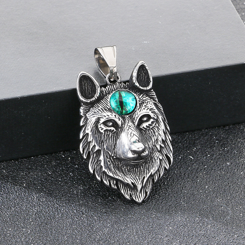 2:Green eyes [without chain]
