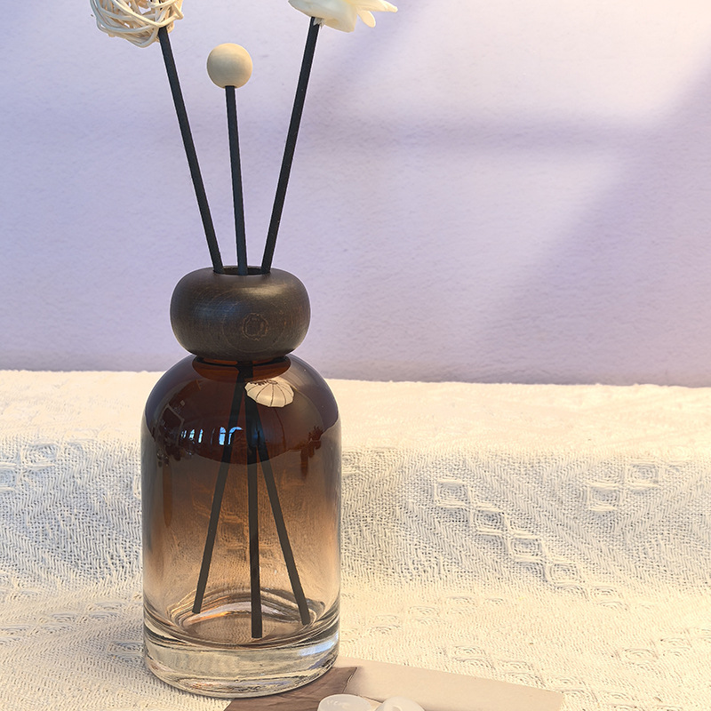 200ml round shoulder gradient brown empty bottle with beaded beech wood lid; with 5 diffuser fiber sticks