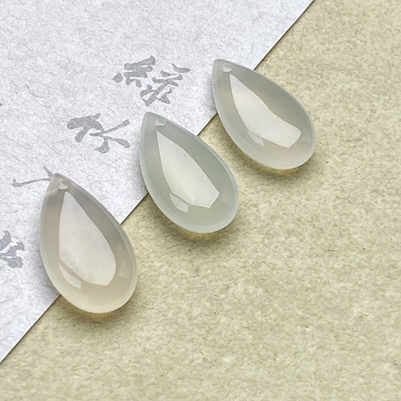 7:White agate water drop is about 25*14*7mm