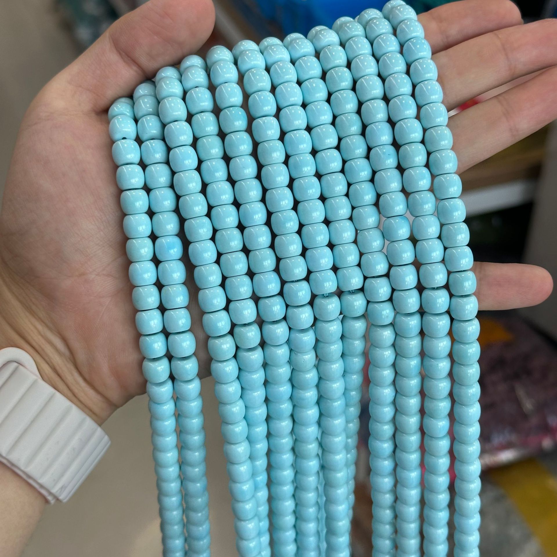 3:Magnesite white and blue porcelain pine old-type beads (size is about 6.5*7.7mm/58pcs