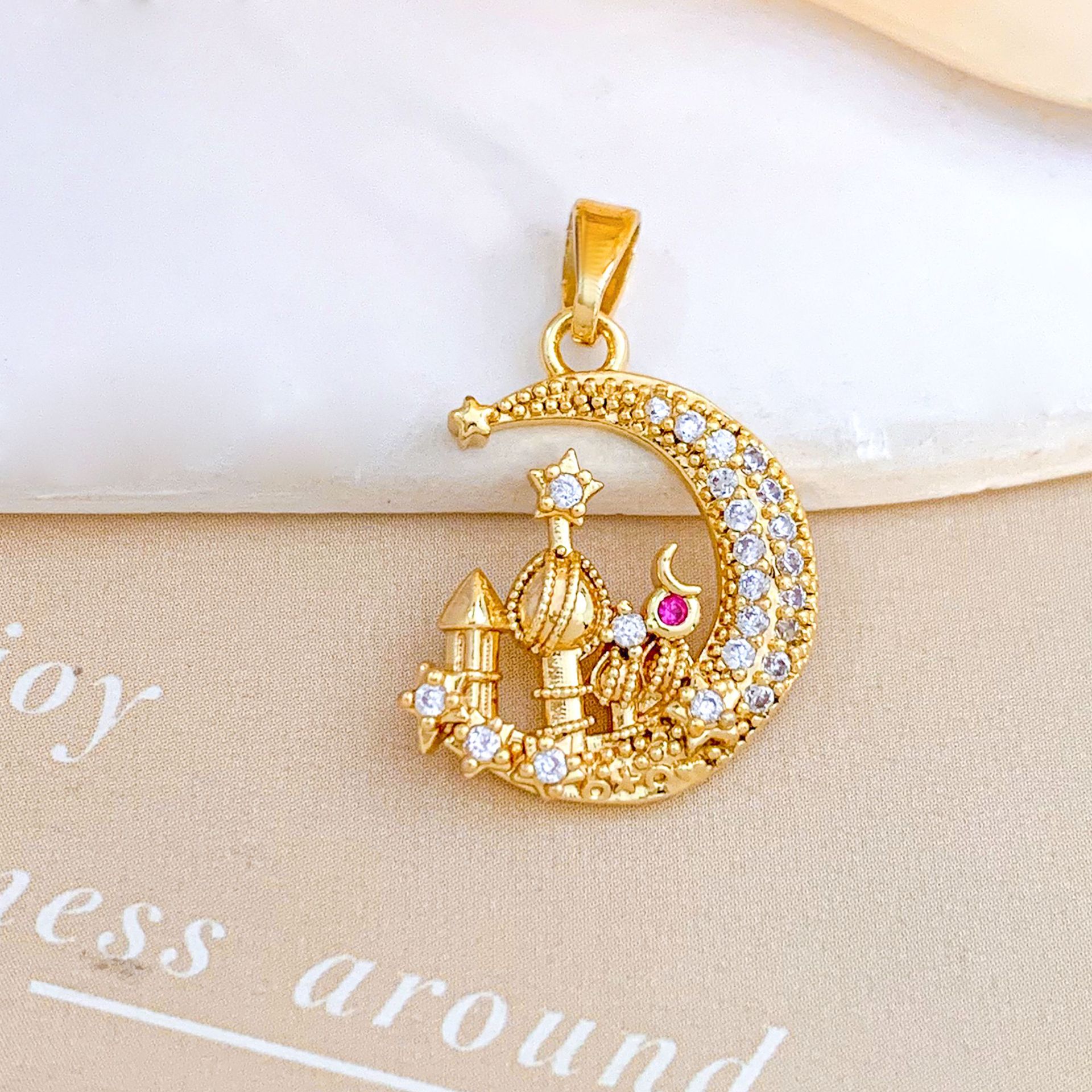 7:Xl1932 castle moon pendant gold