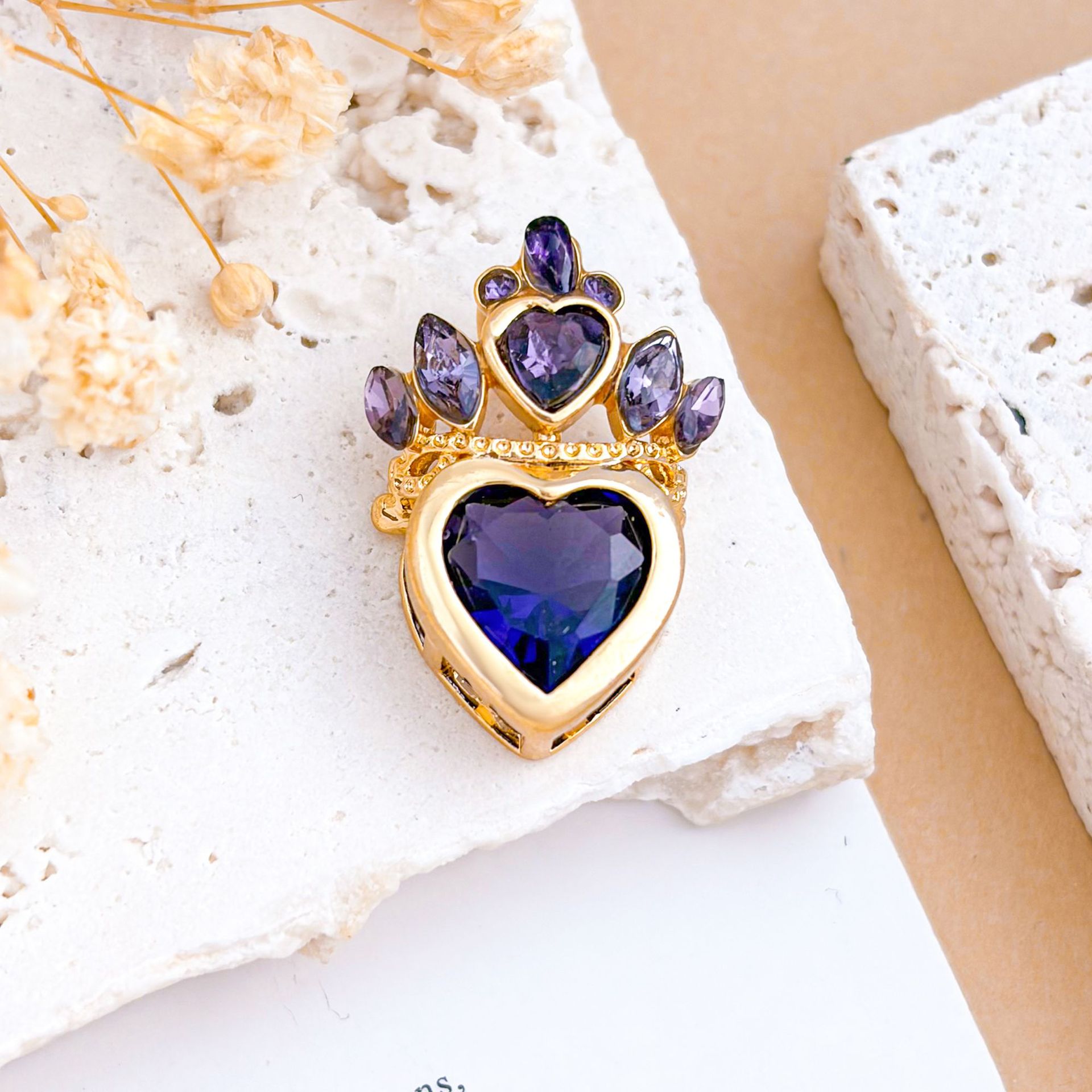 4:Xl1709 purple crown sapphire blue love pendant gold