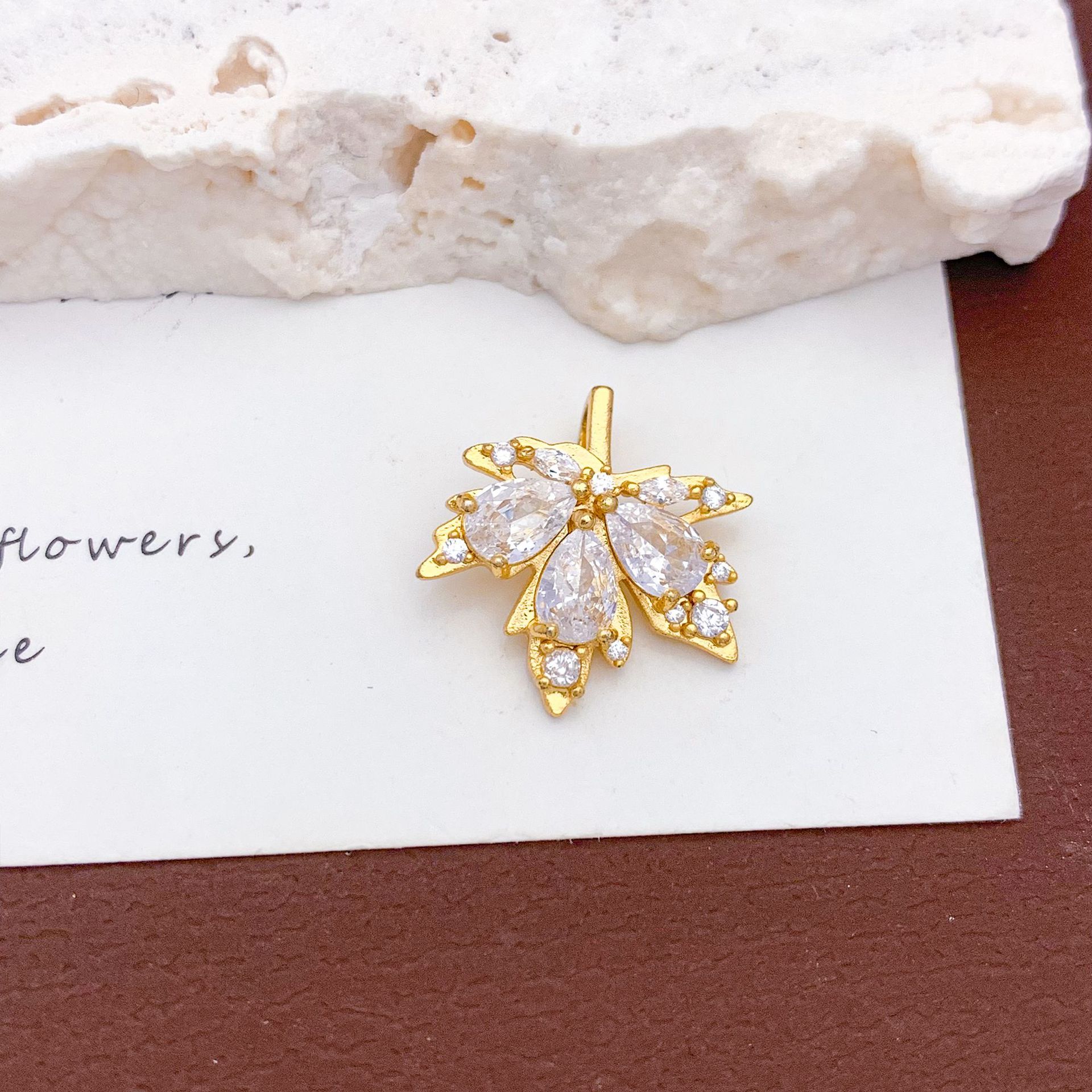 1:Xl259 maple leaf pendant gold
