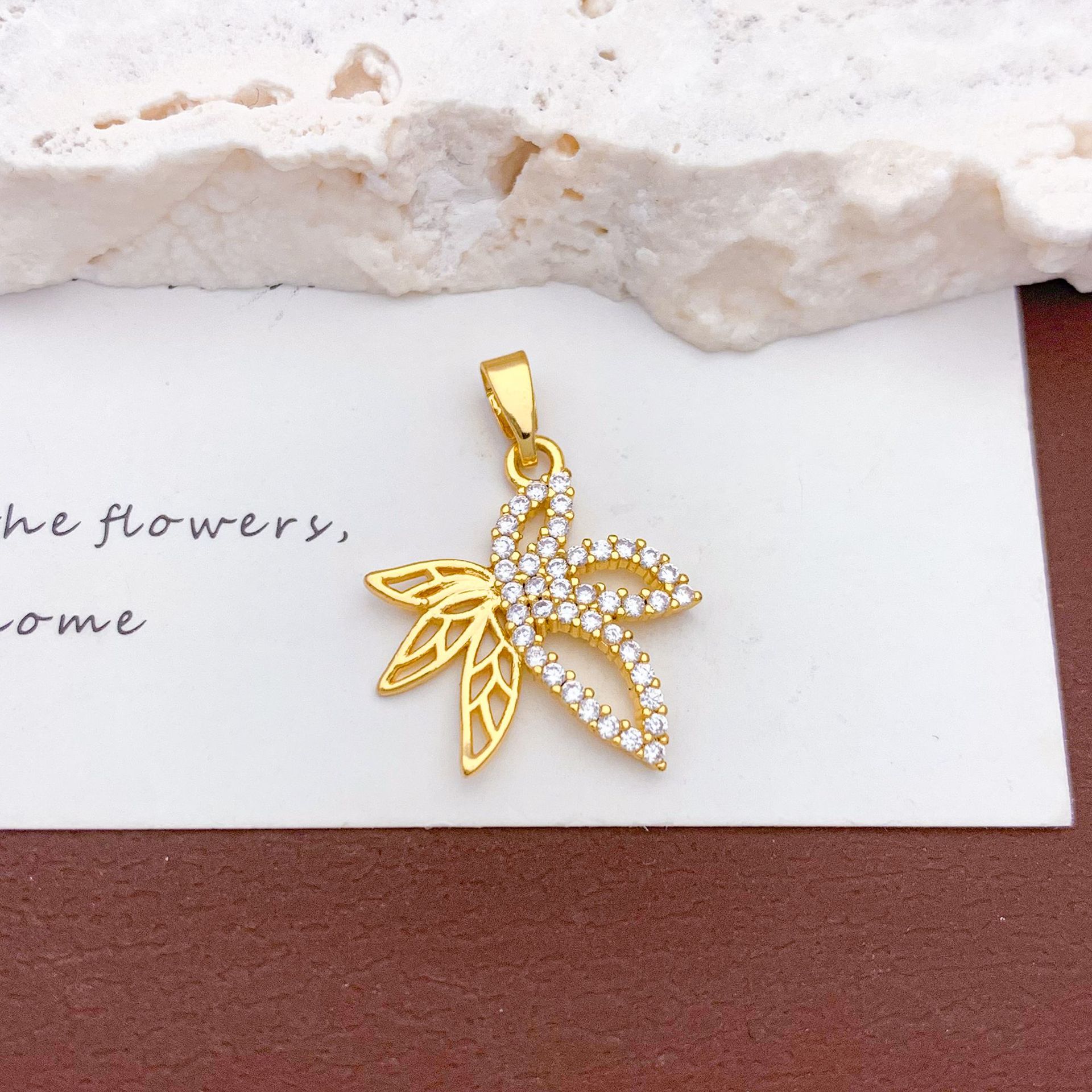 4:Xl544 hollow maple leaf pendant gold