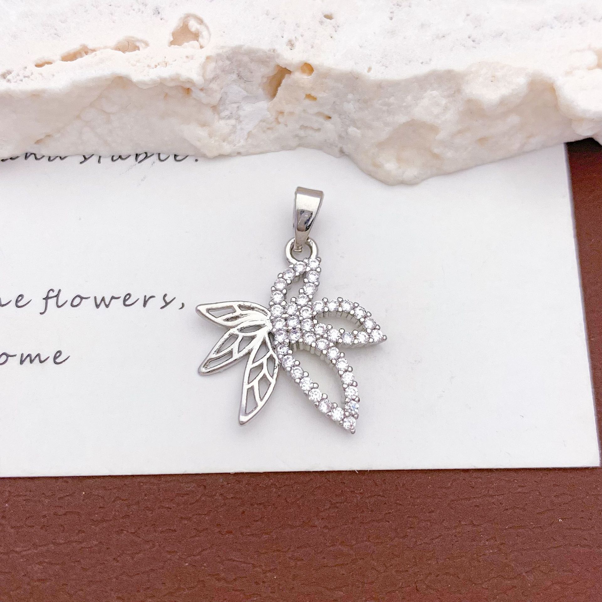 5:Xl544 hollow maple leaf pendant silver