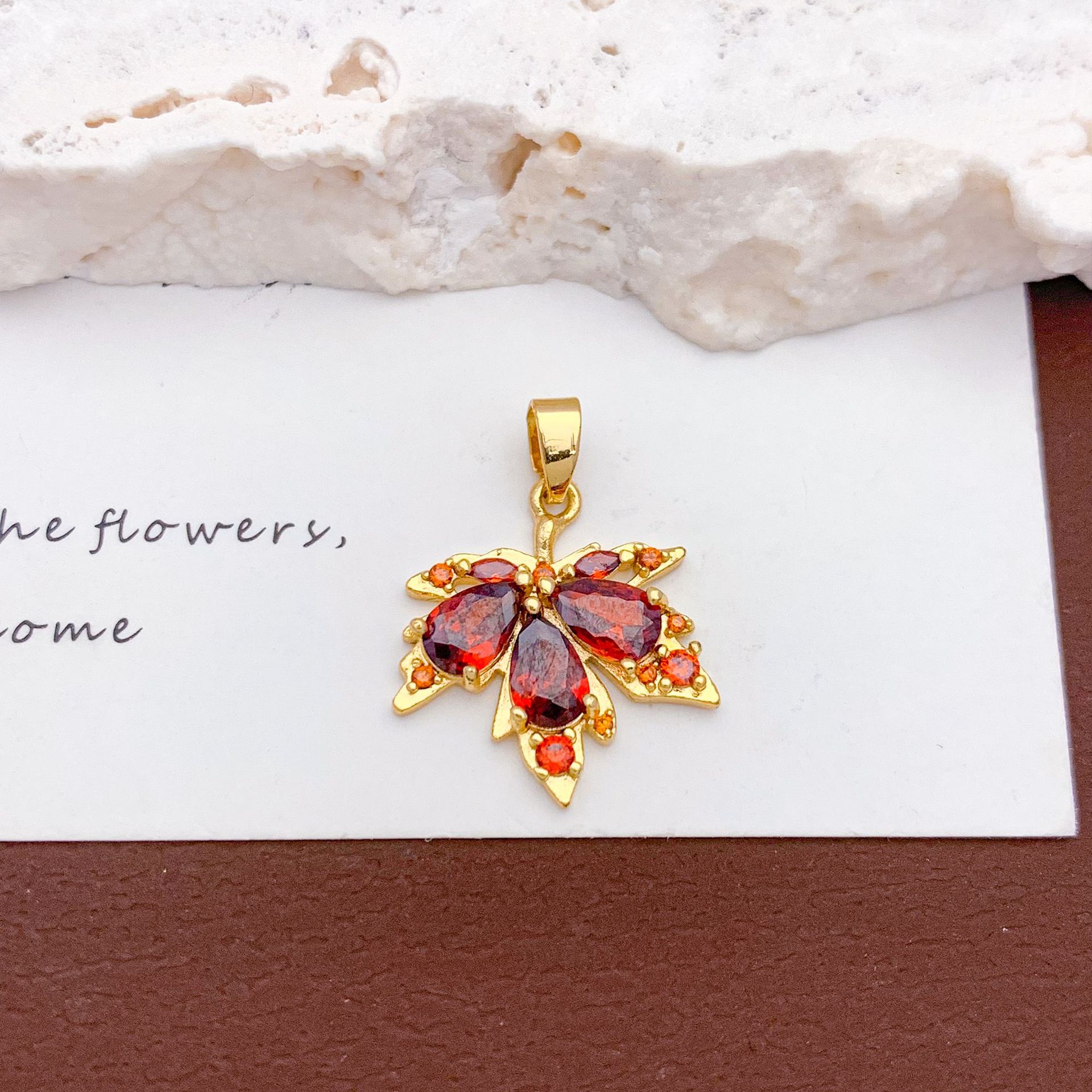 9:Xl2701 red maple leaf pendant gold