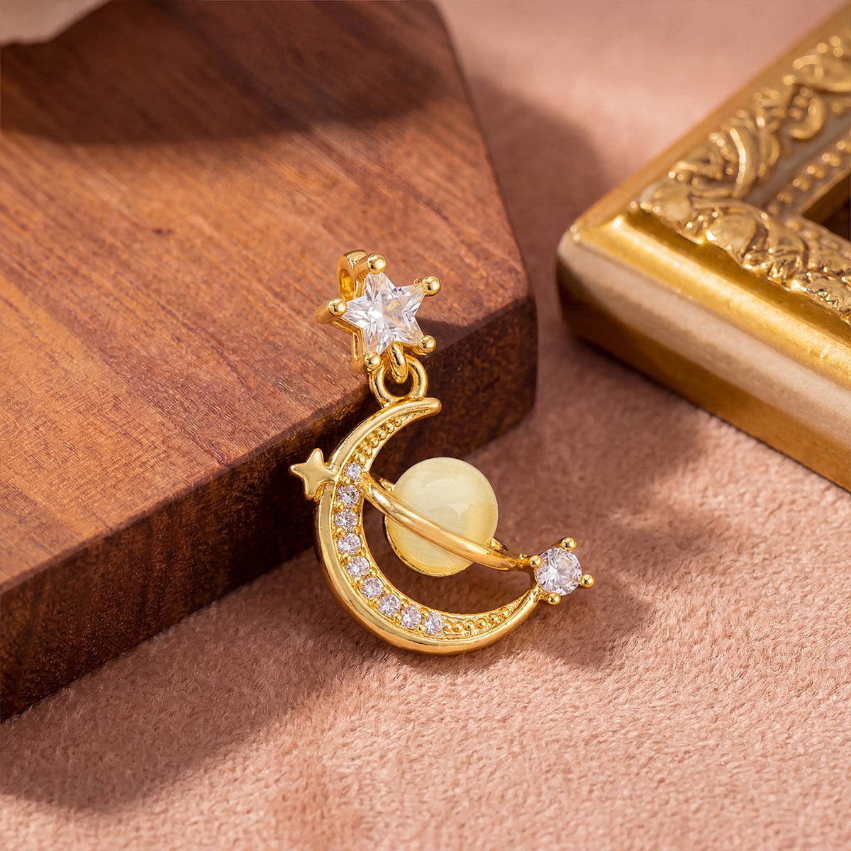 6:Xl1132 star and moon white cat eye pendant gold