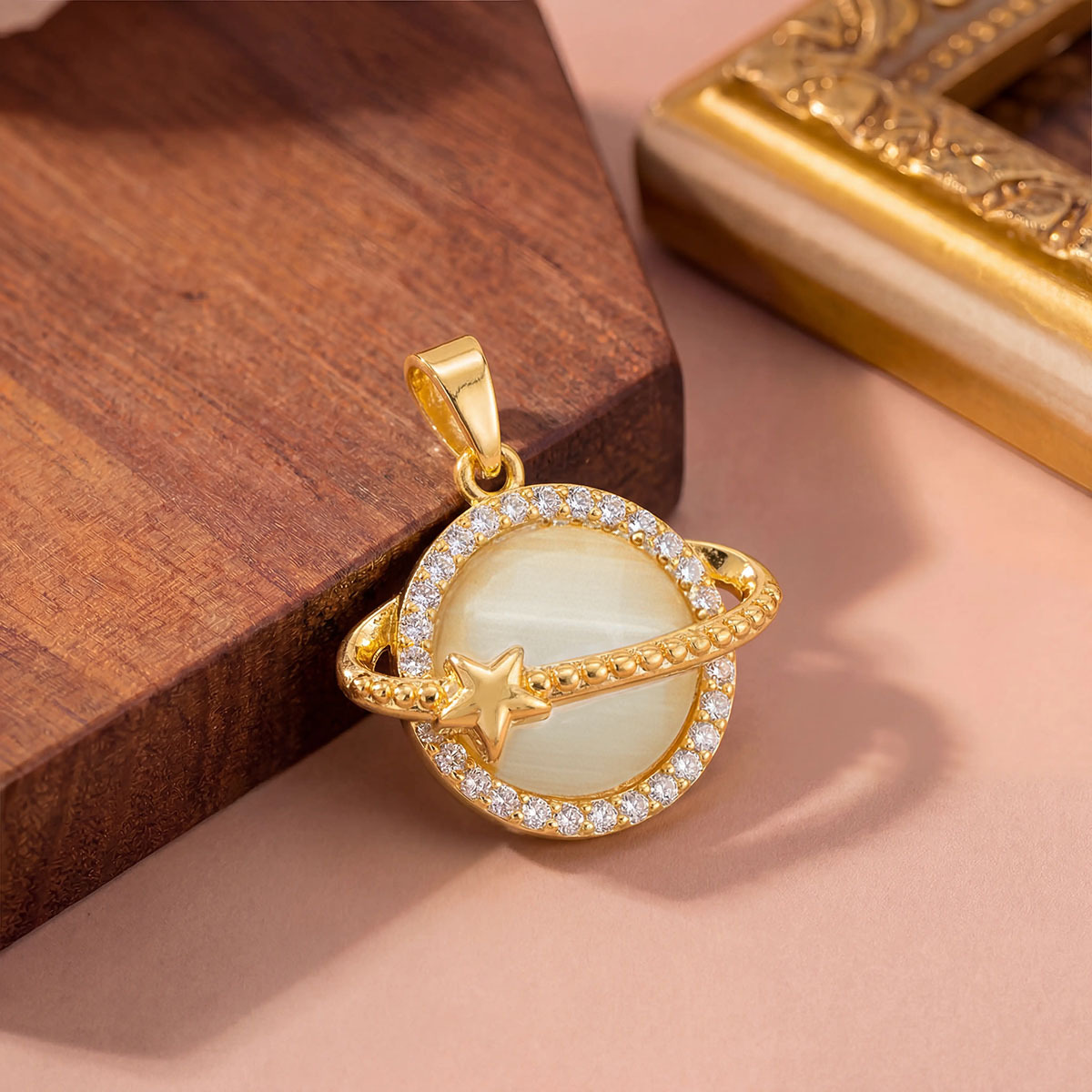 13:Xl3360 star surrounded white cat eye pendant gold