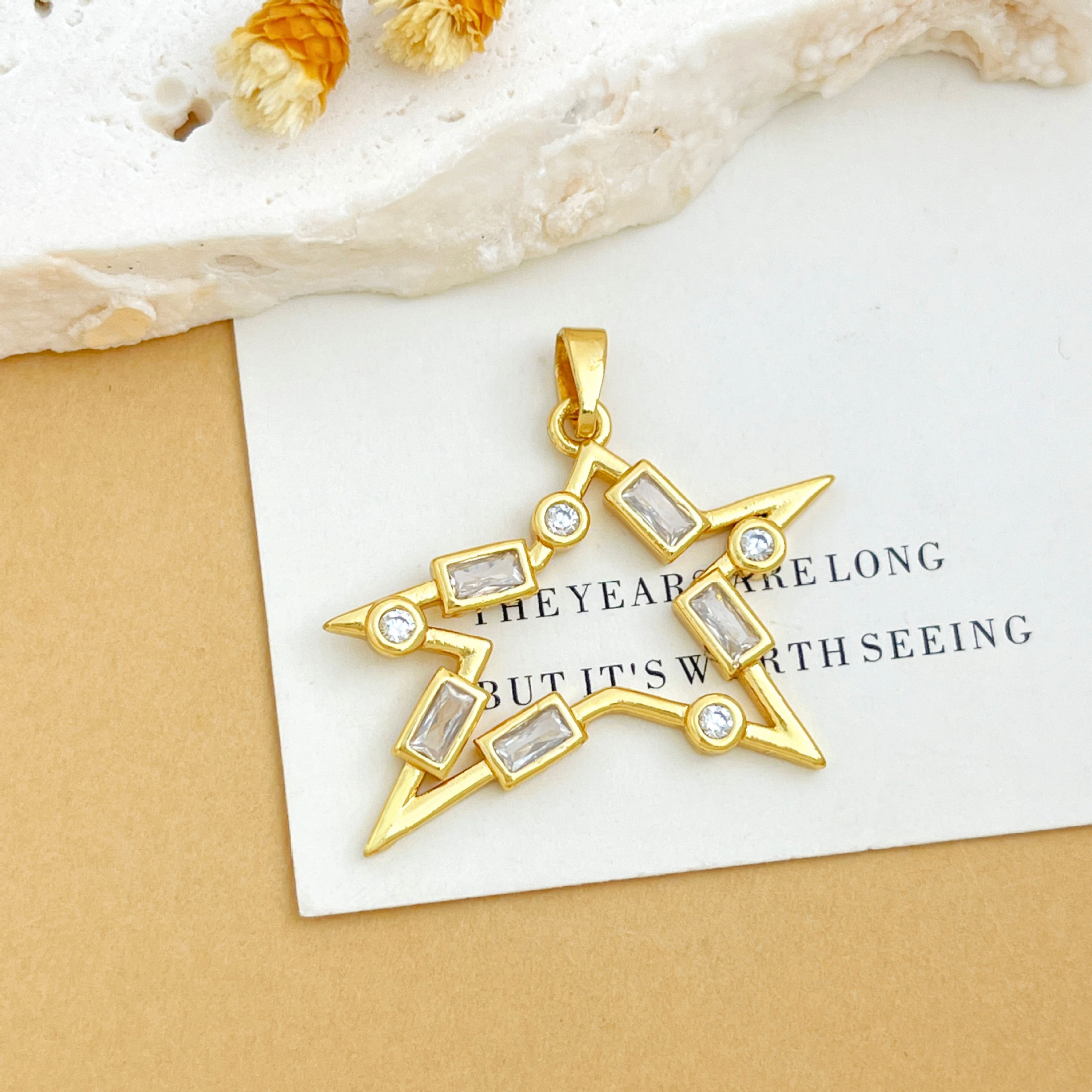 12:Xl4208 hollow five-pointed star pendant gold