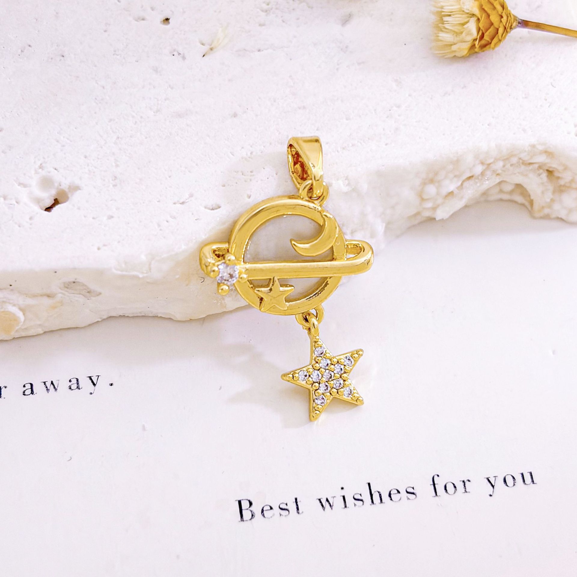 Xl34 planet pendant gold