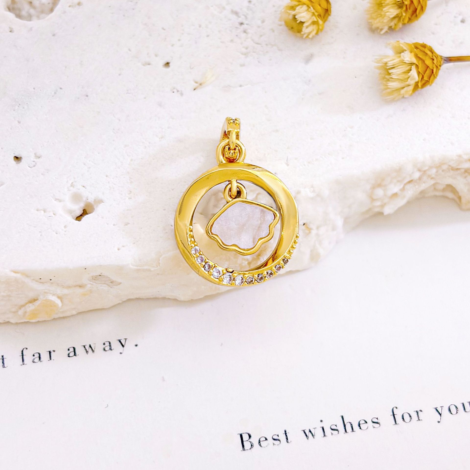 Xl617 ring shell pendant gold