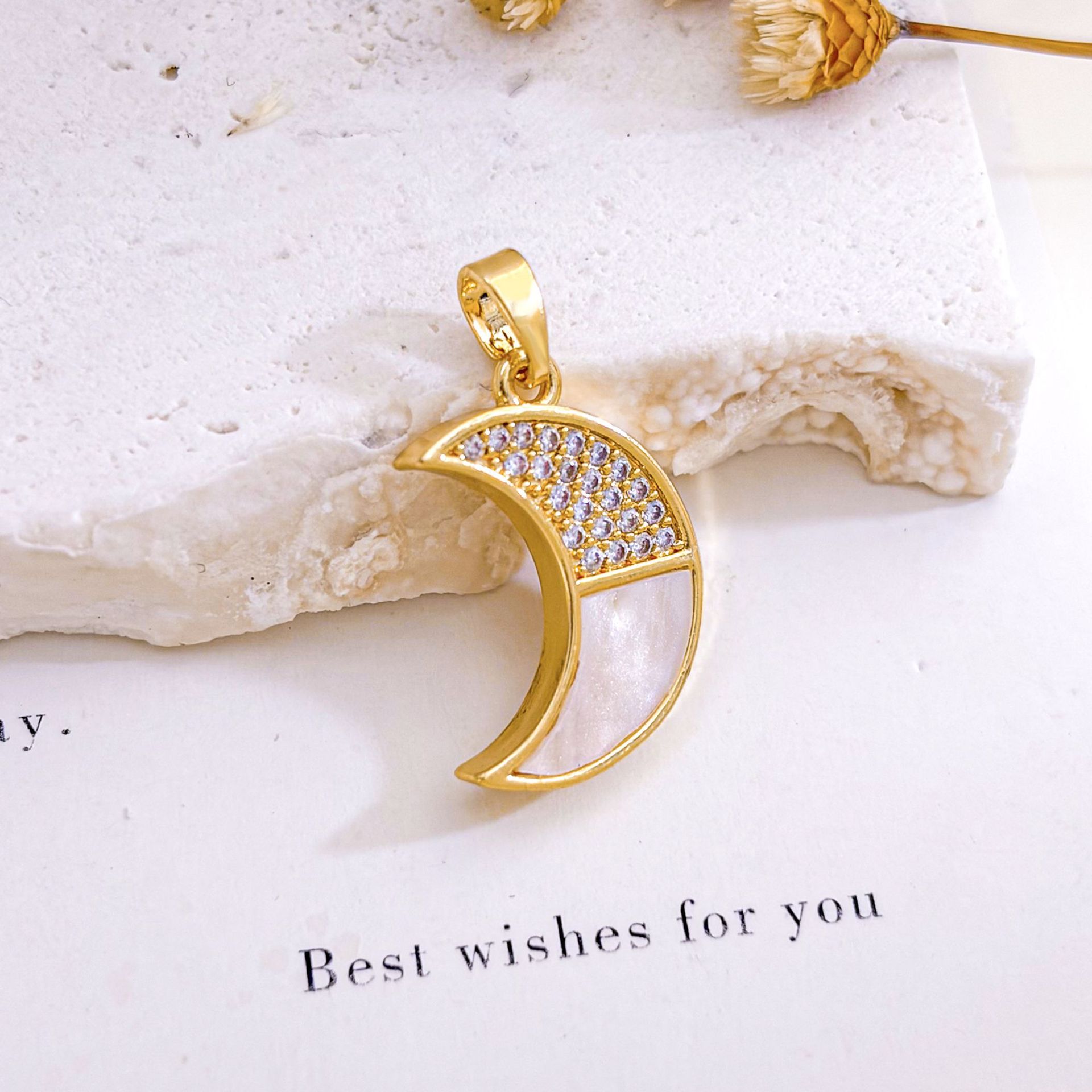 Xl1044 moon pendant gold