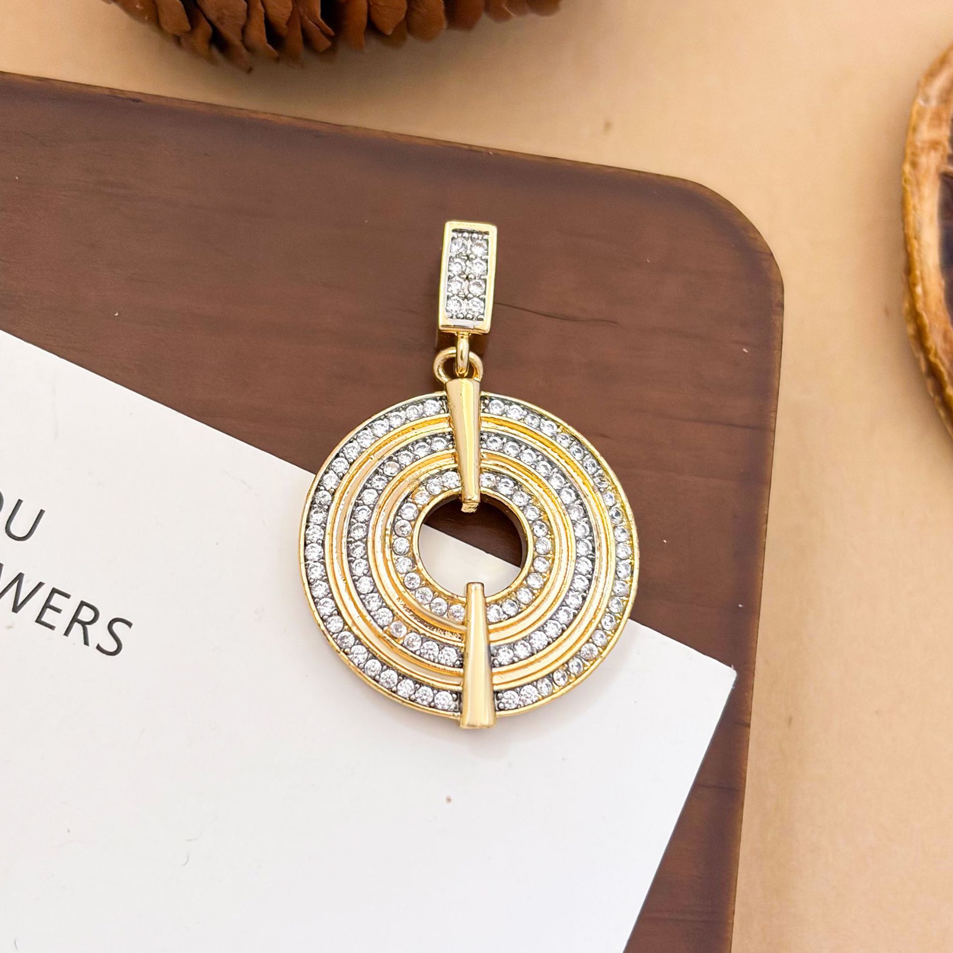 2:Xl3321 multi-ring two-color pendant