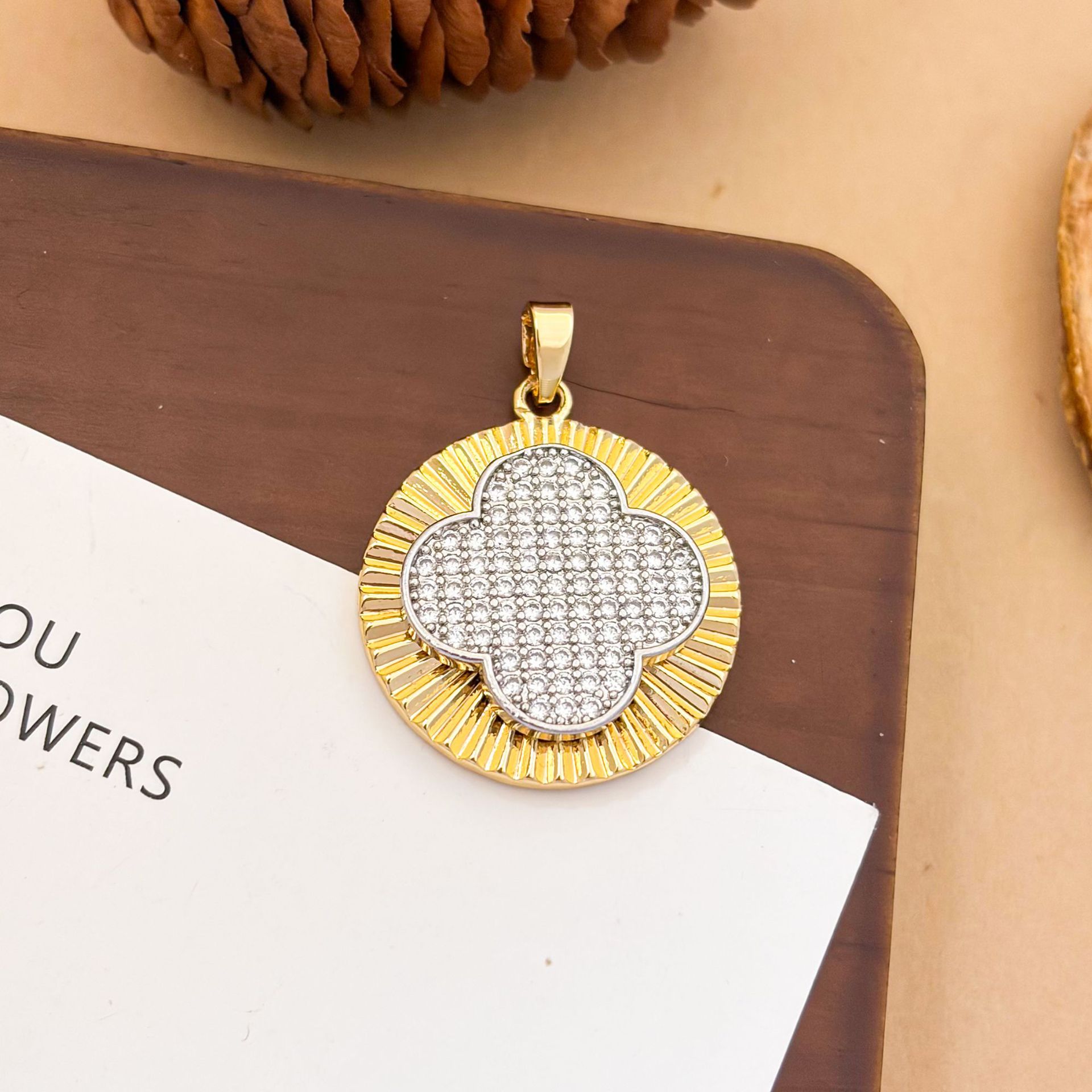 6:Xl3662 round four-leaf clover two-color pendant
