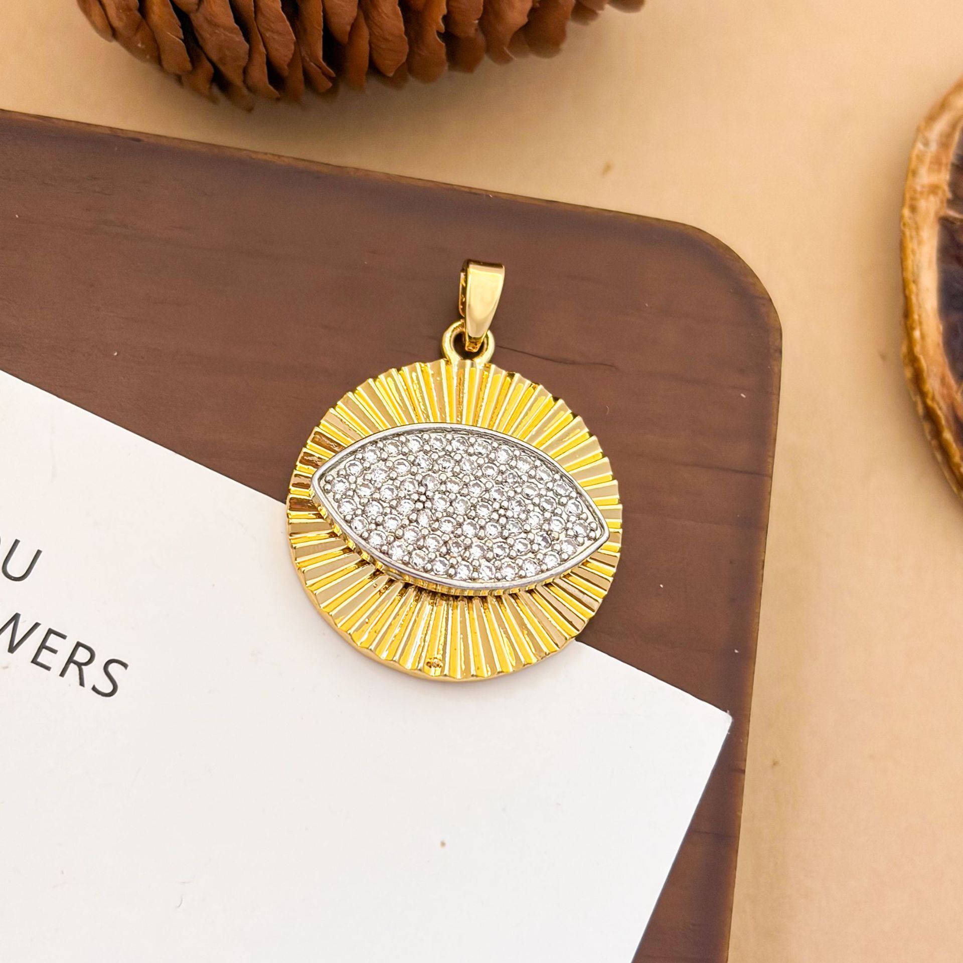 7:Xl3663 round eye two-color pendant