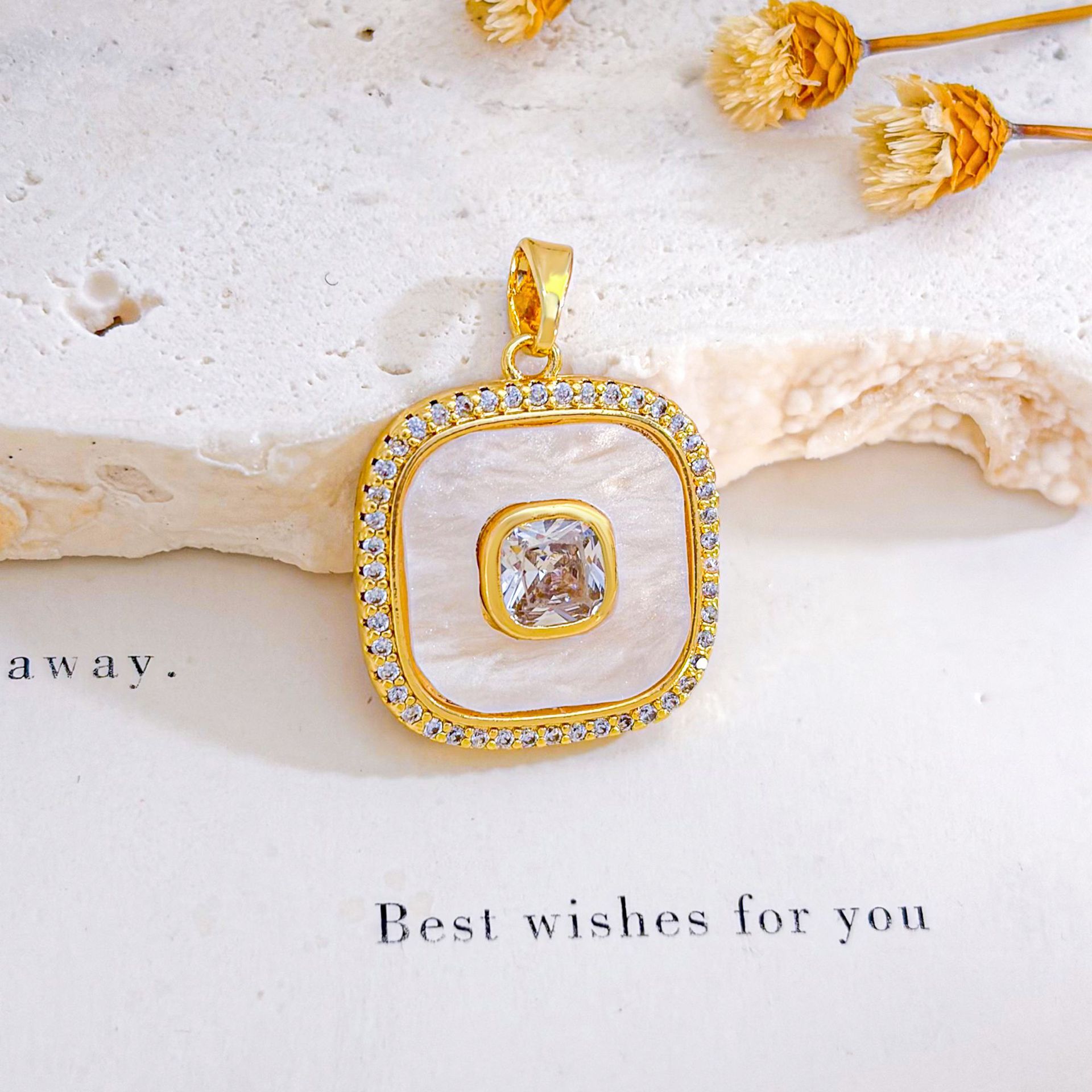 Xl3710 square pendant gold