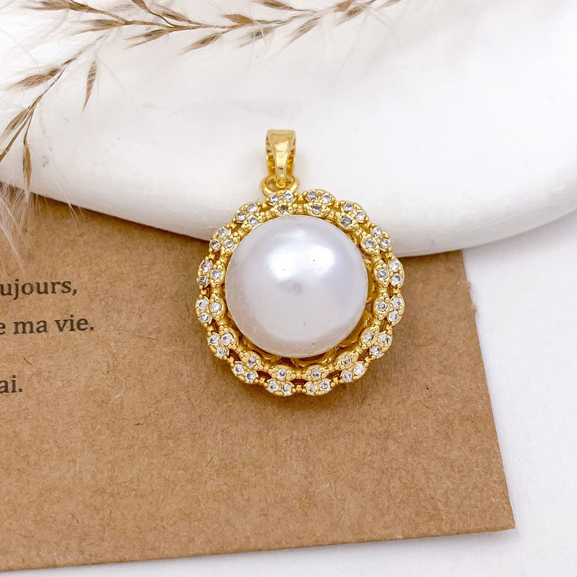 Xl1182 lace hollow round pendant gold