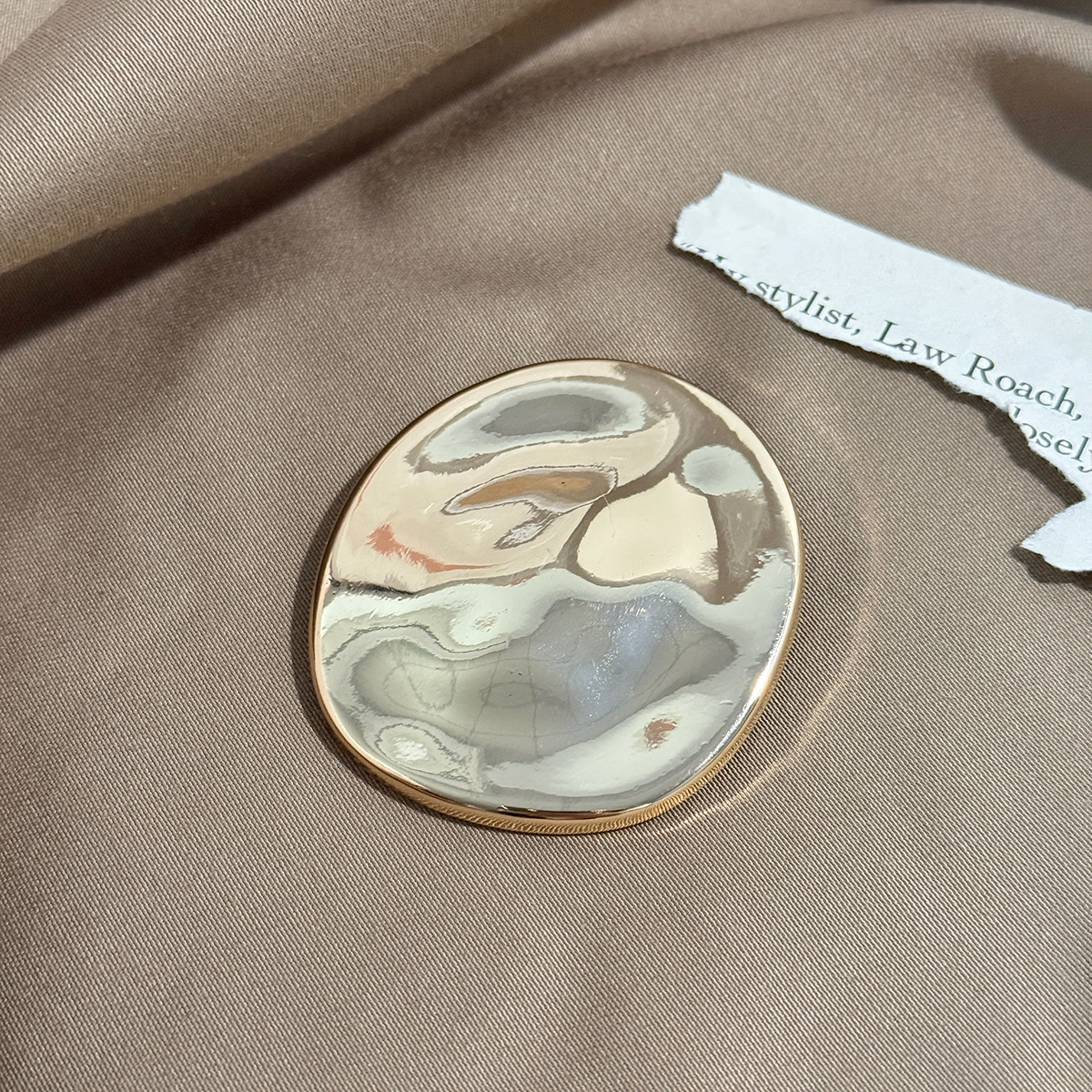 1:Streamlined round brooch-gold