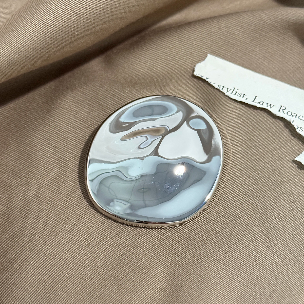 2:Streamlined round brooch-silver