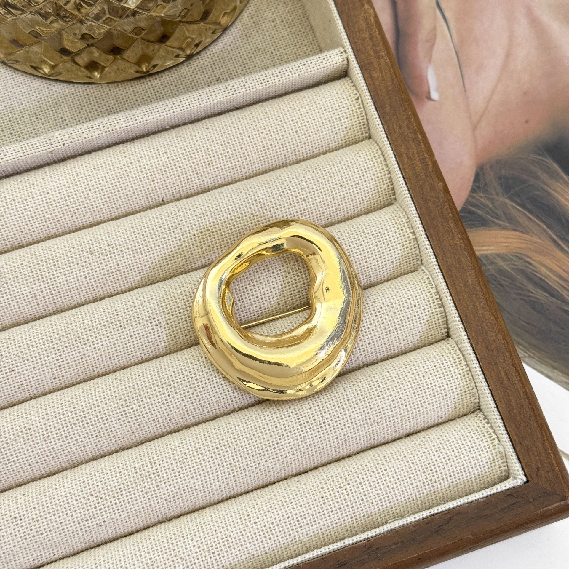 3:Glossy irregular round brooch-gold
