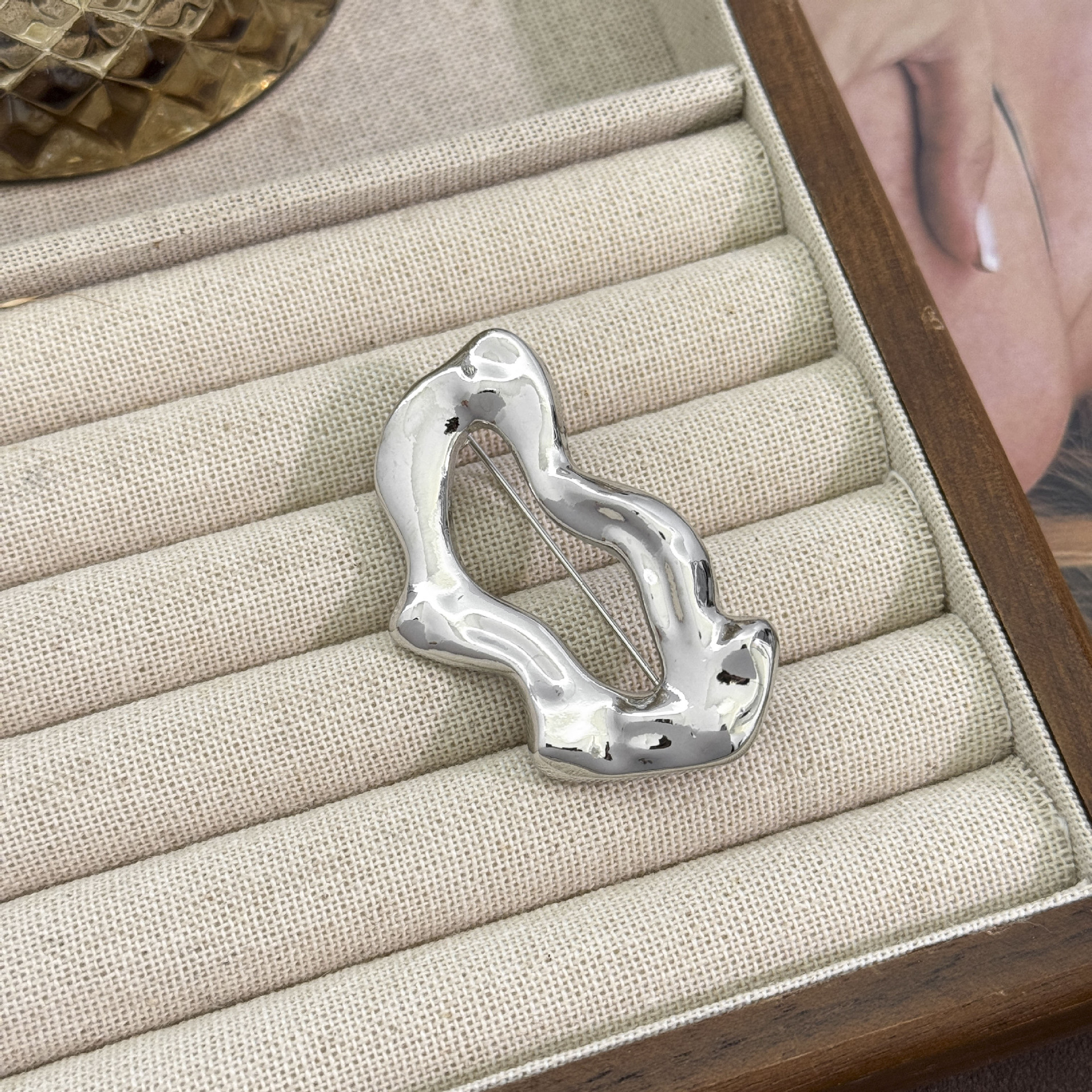 8:Glossy irregular brooch-silver