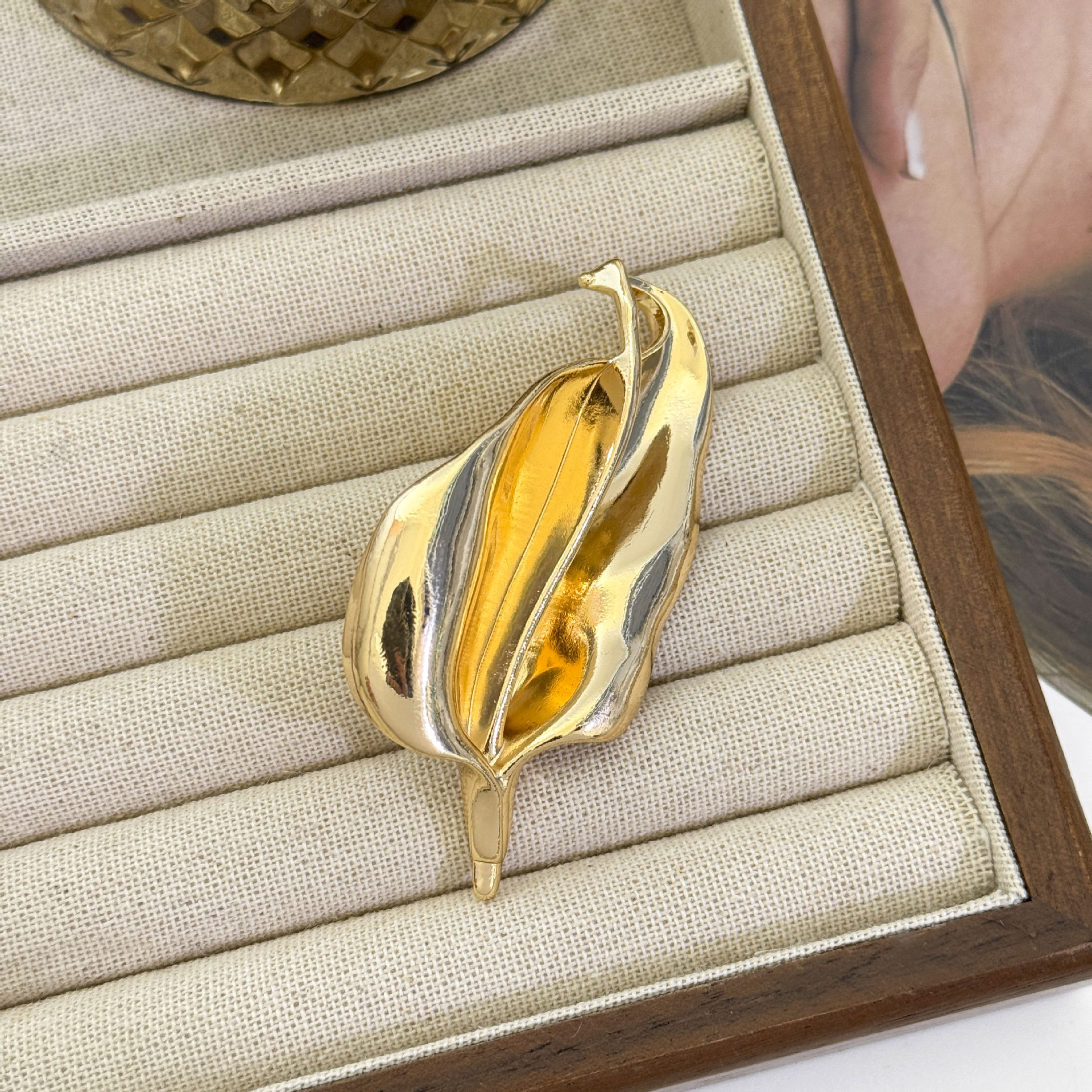 9:Glossy irregular leaf brooch-gold