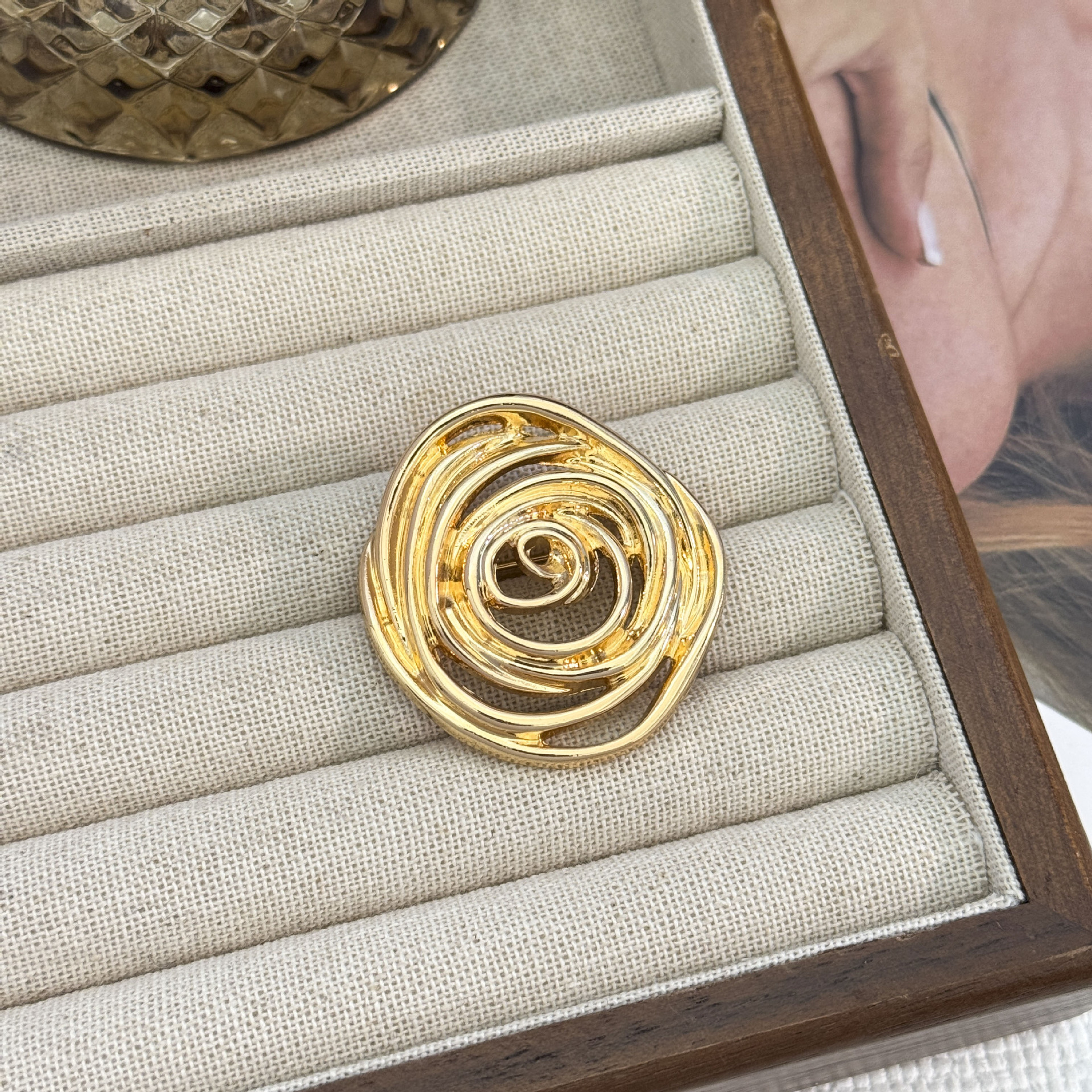 11:Irregular thread brooch - gold