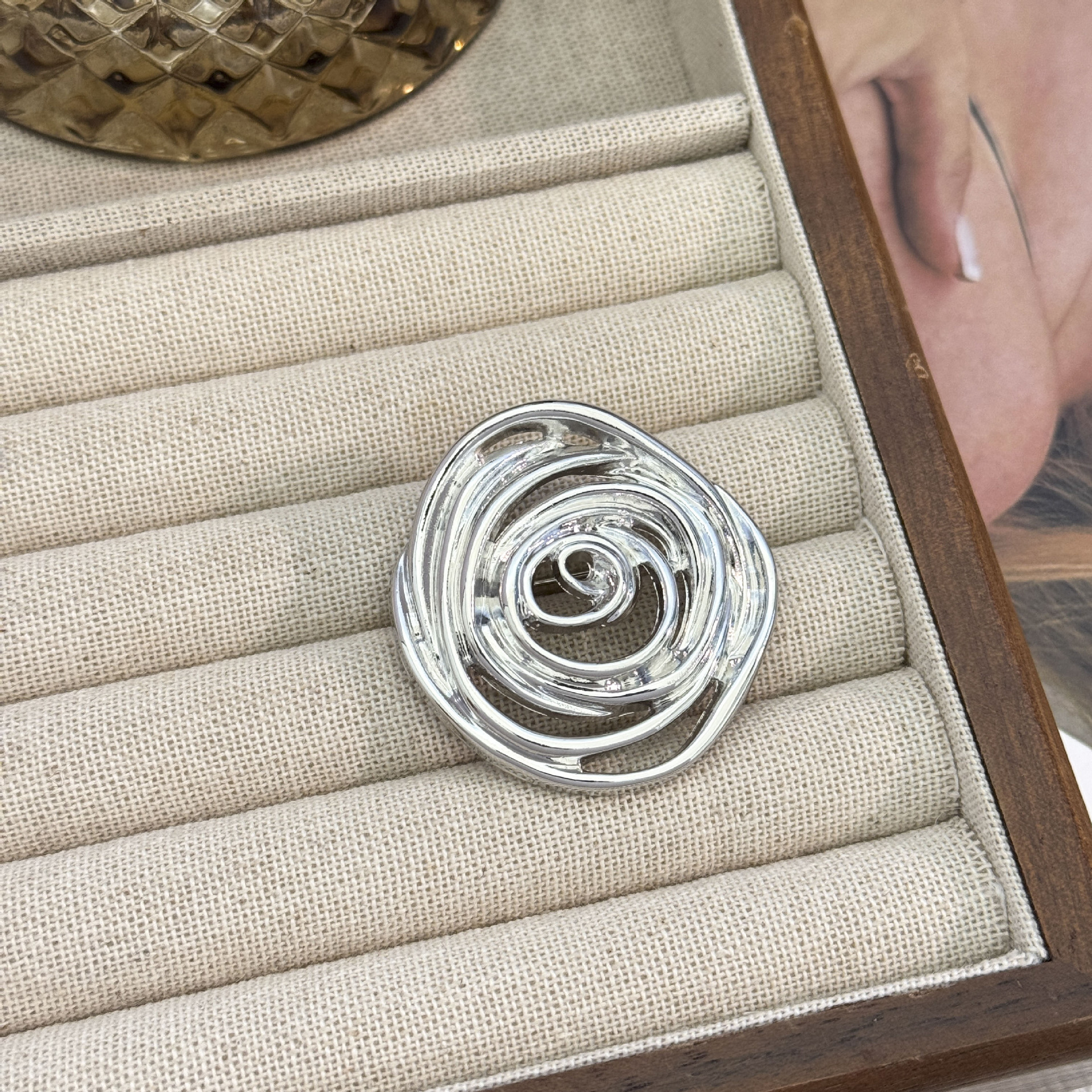 12:Irregular thread brooch-silver