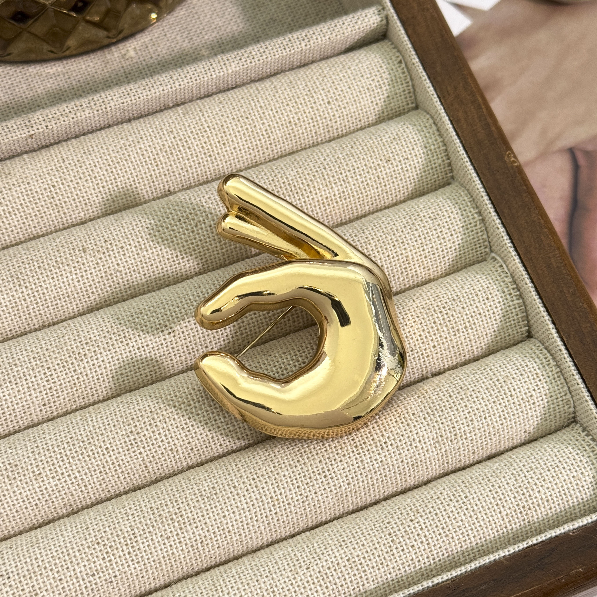 13:Glossy ok gesture brooch - large gold