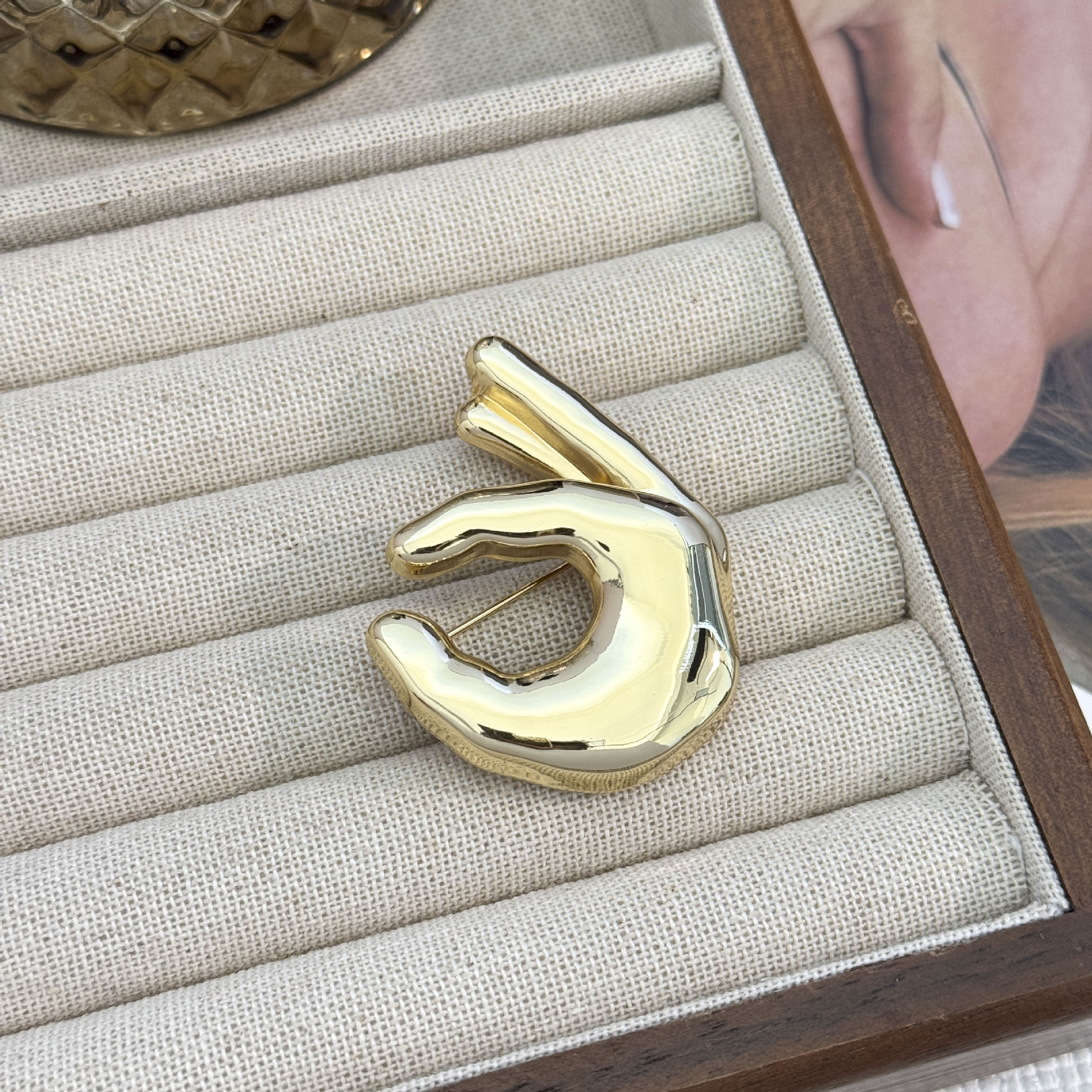 15:Glossy ok gesture brooch-small gold