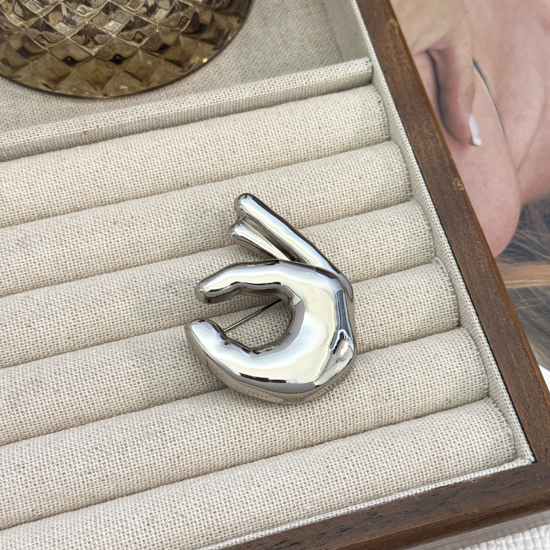16:Glossy ok gesture brooch-small white k color