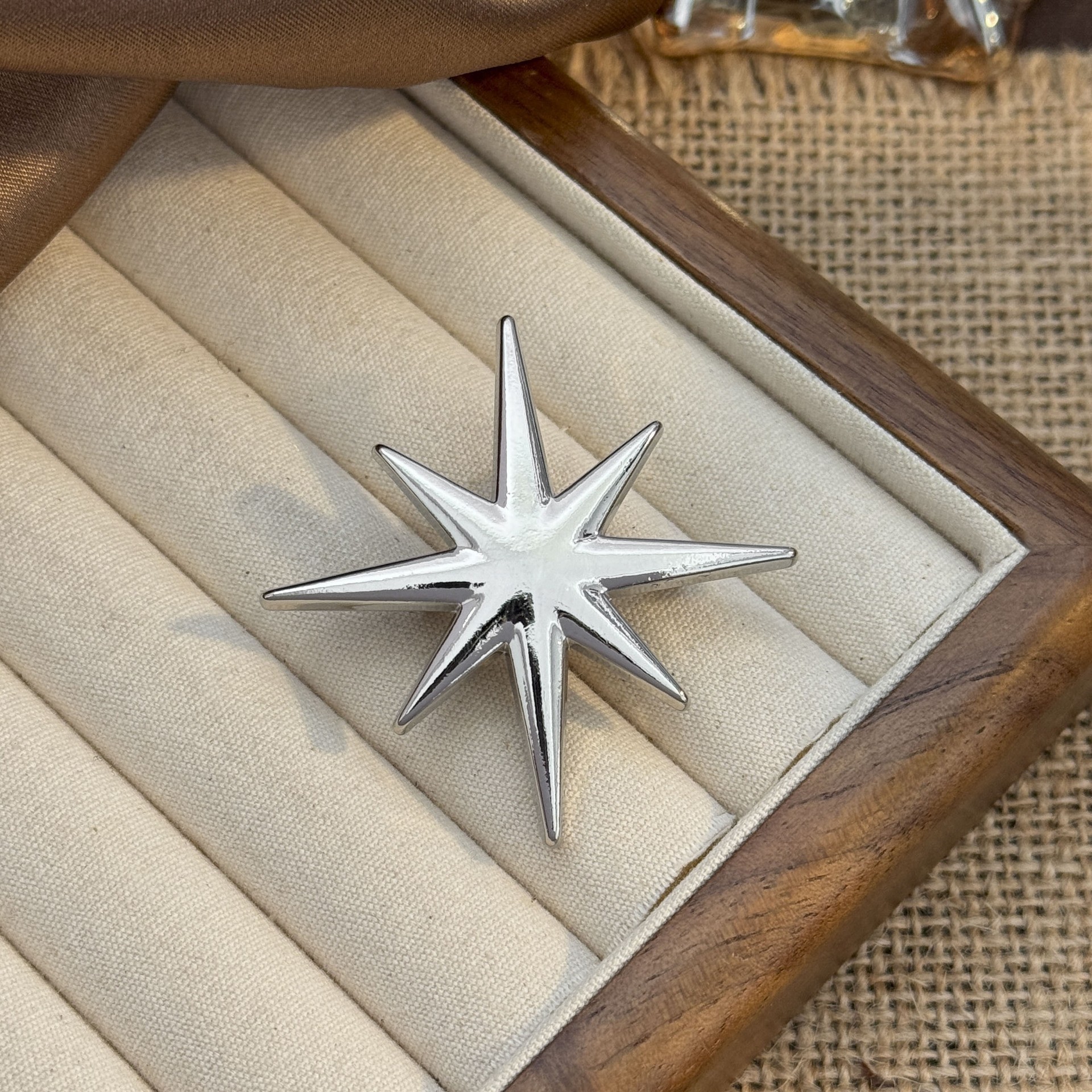 20:Glossy eight-pointed star brooch-white k