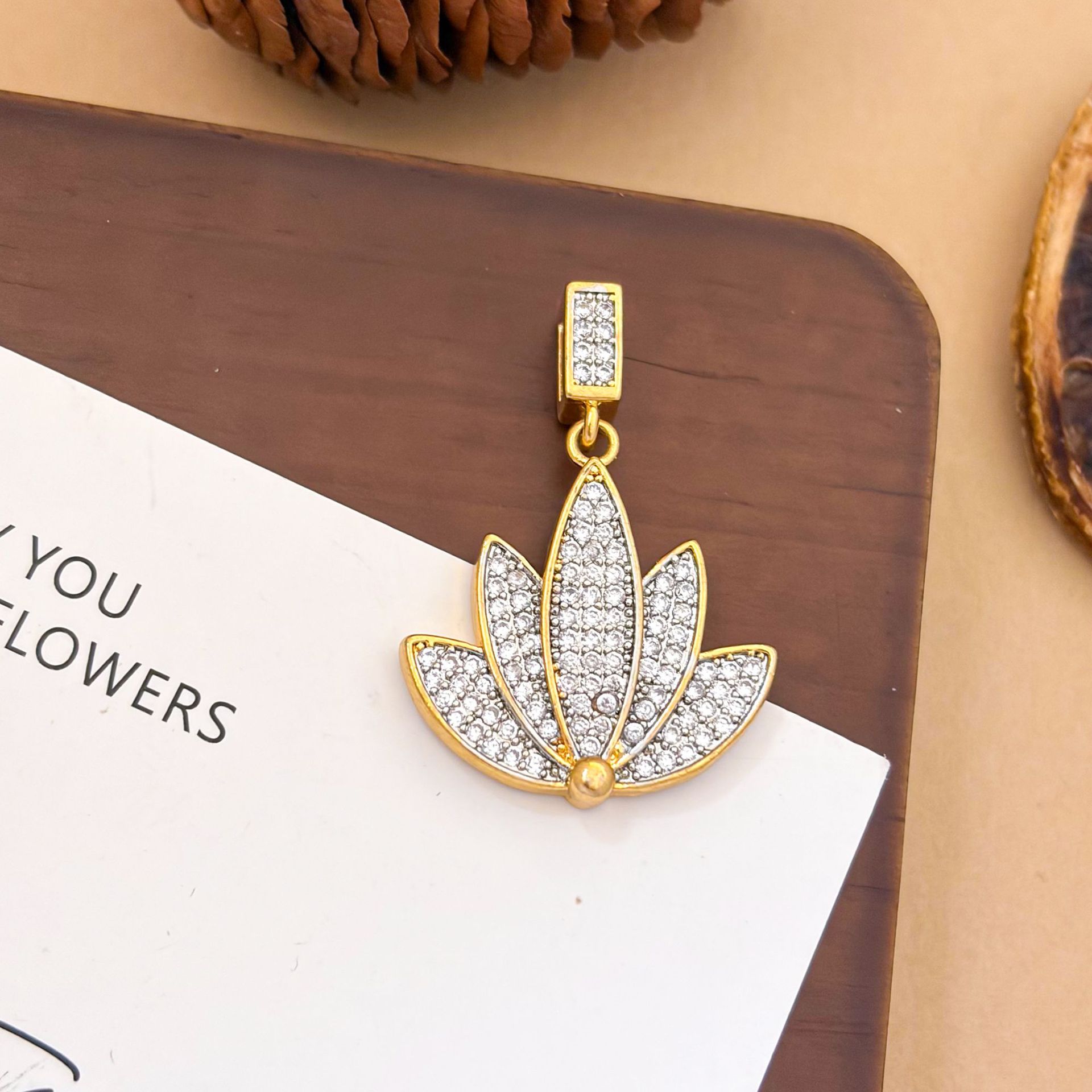 3:Xl3390 two-color lotus pendant